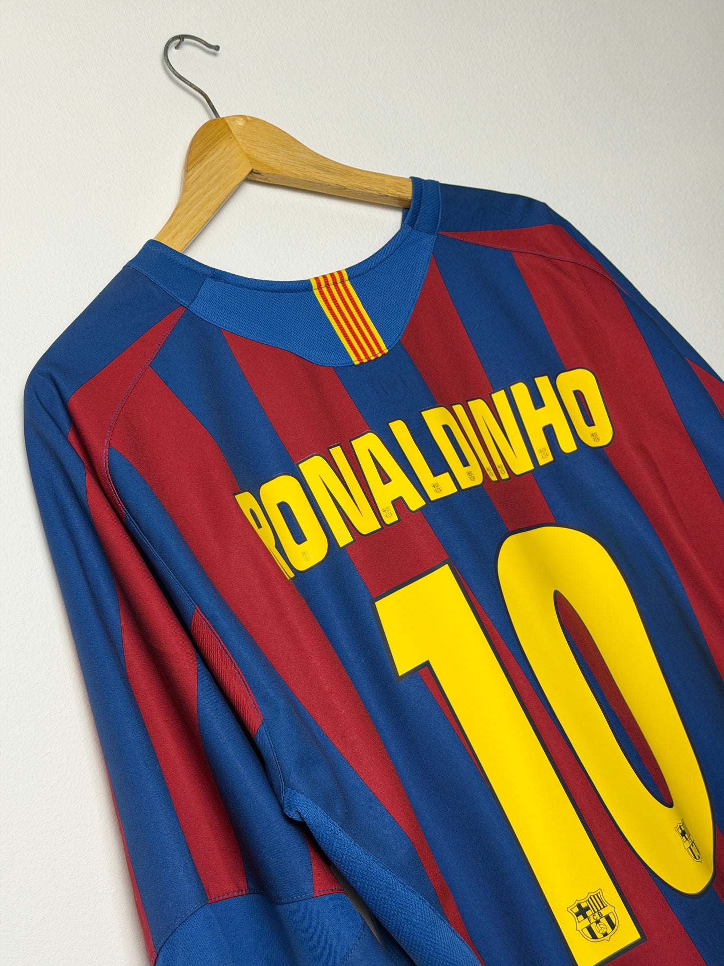 Ronaldinho FC Barcelona 2005-06 home football shirt (XL)