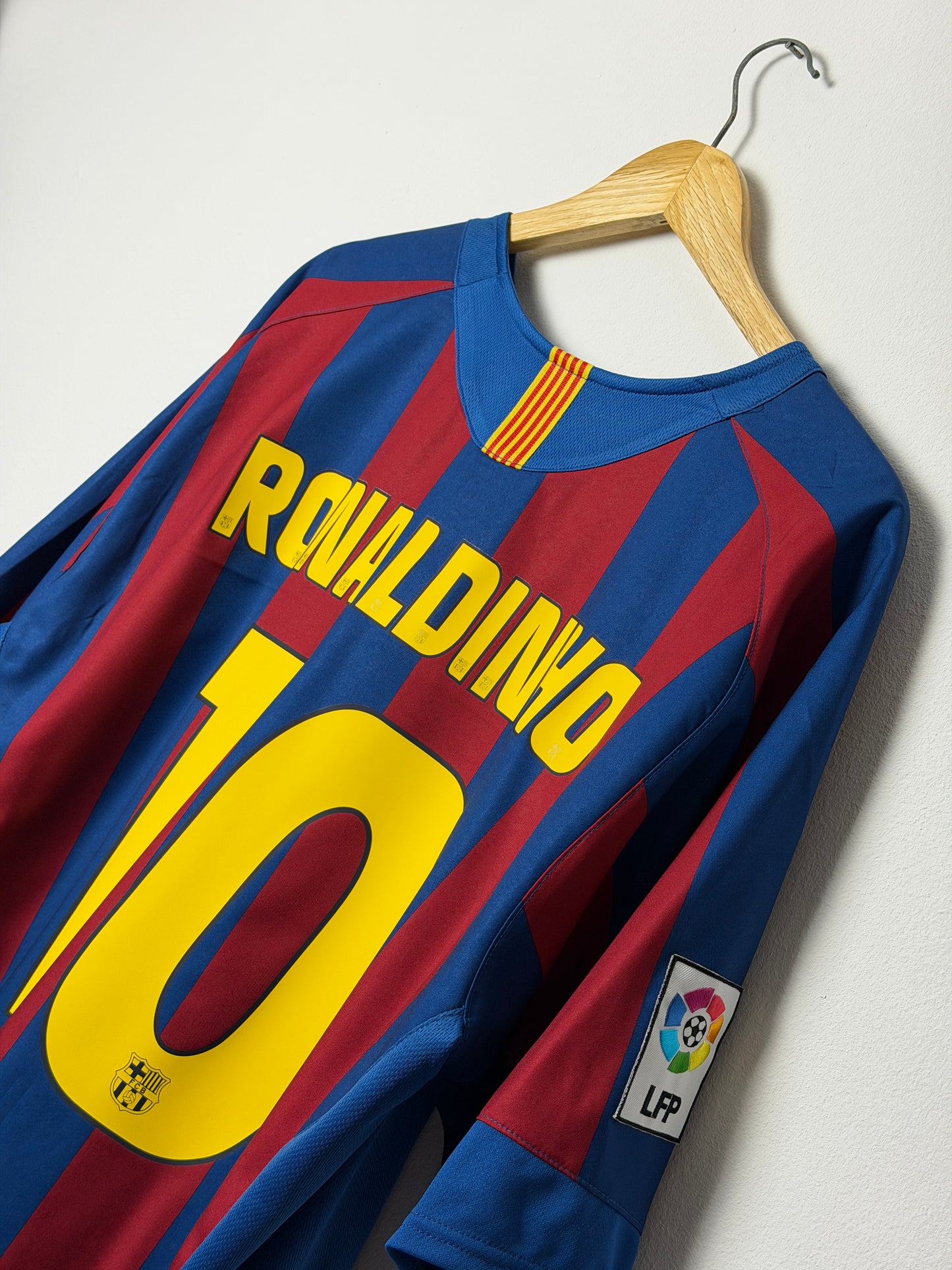 Ronaldinho FC Barcelona 2005-06 home football shirt (XL)