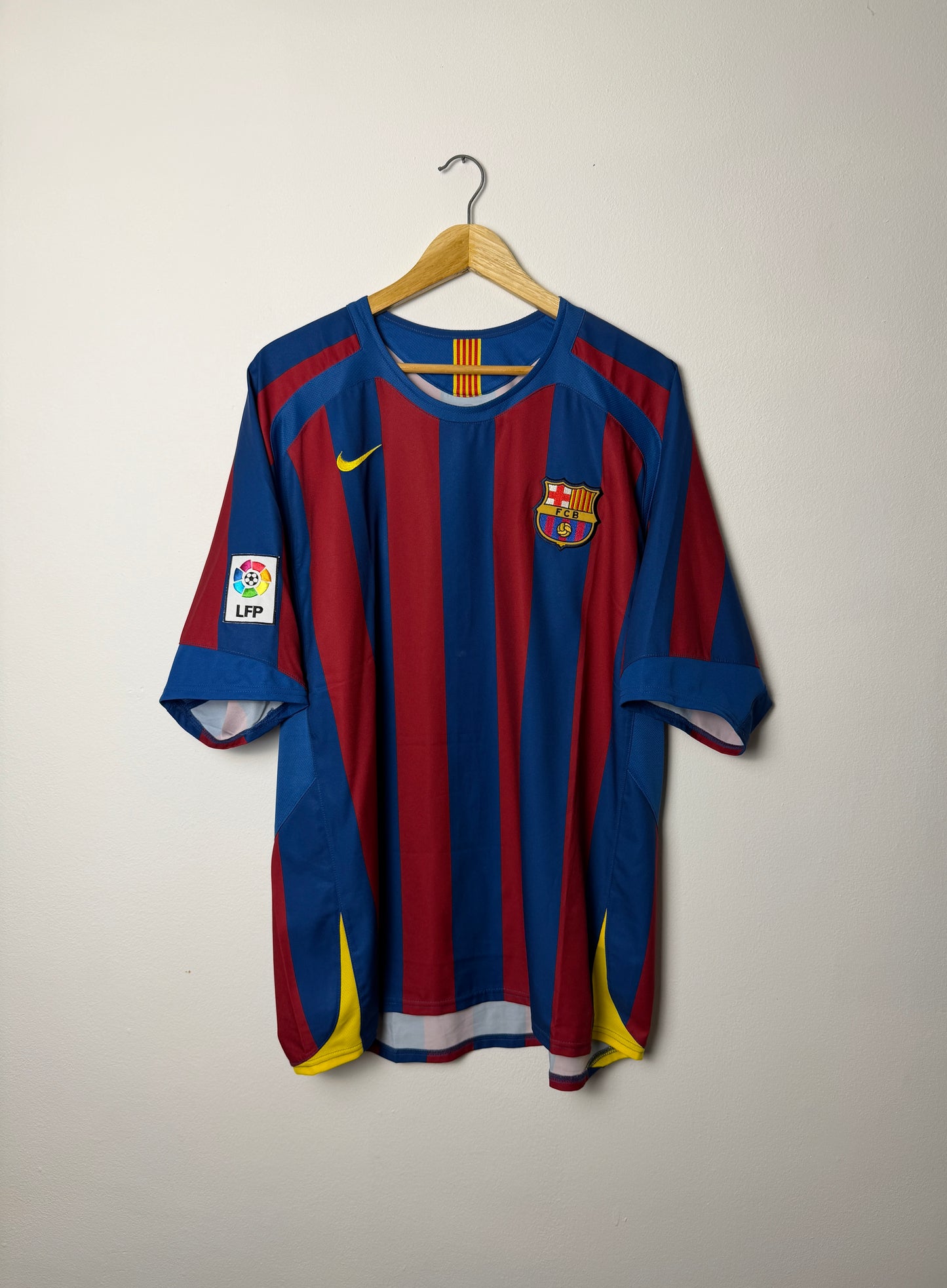 Ronaldinho FC Barcelona 2005-06 home football shirt (XL)