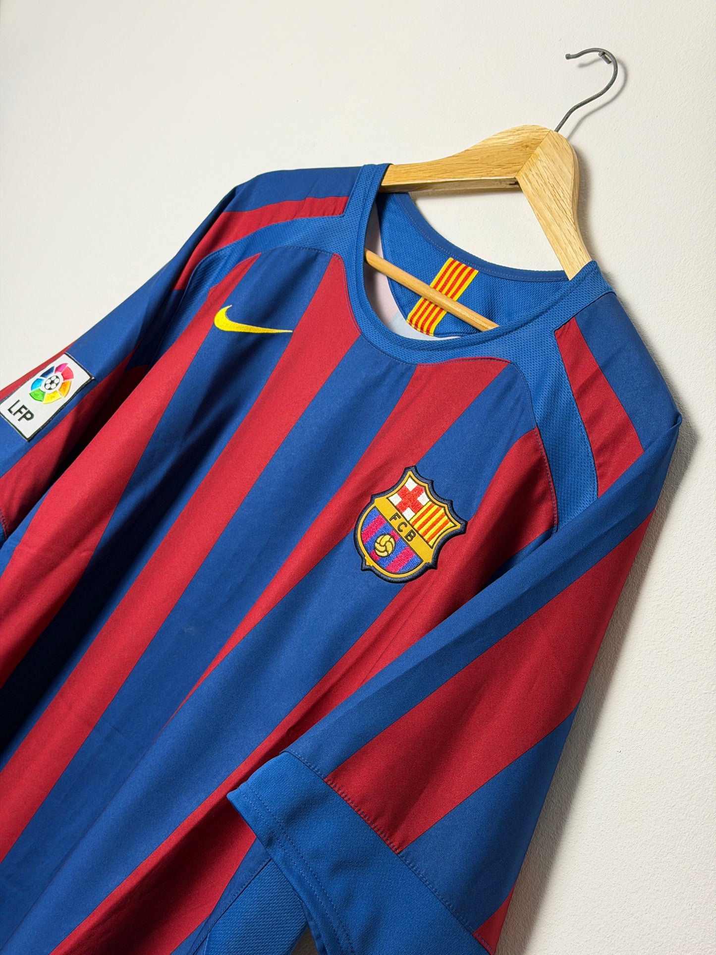 Ronaldinho FC Barcelona 2005-06 home football shirt (XL)