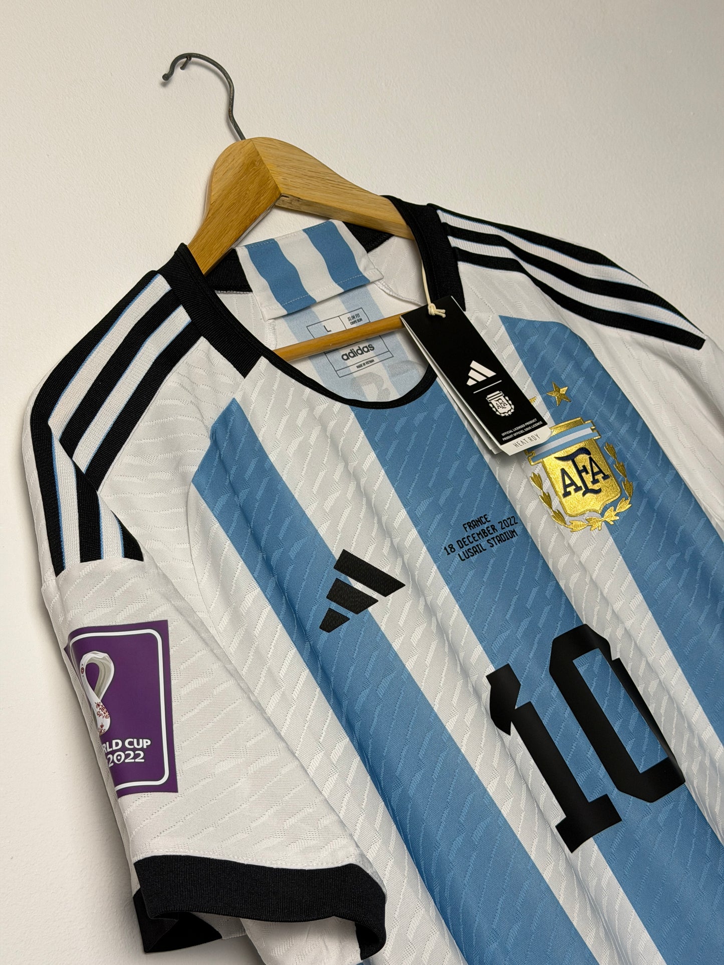 Lionel Messi Argentina 2022 World Cup final home shirt (L)