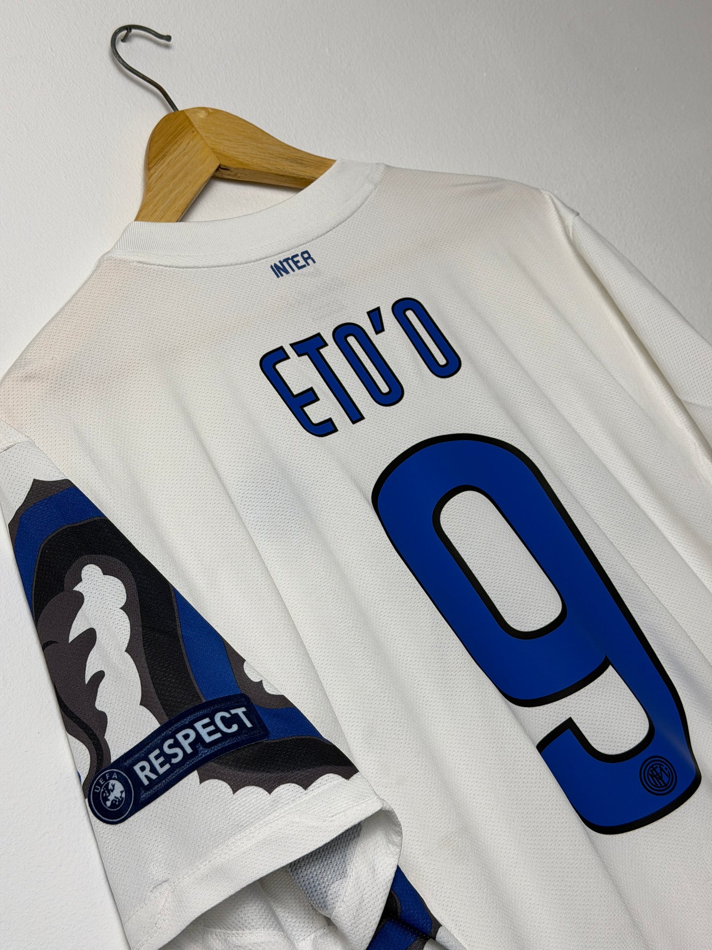 Samuel Eto'o Inter Milan 2010-11 away football shirt (L)