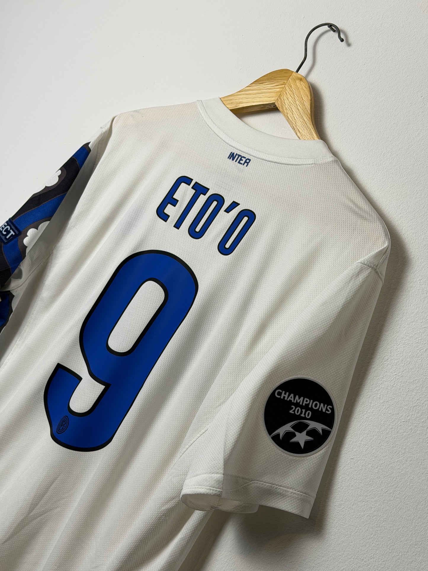 Samuel Eto'o Inter Milan 2010-11 away football shirt (L)