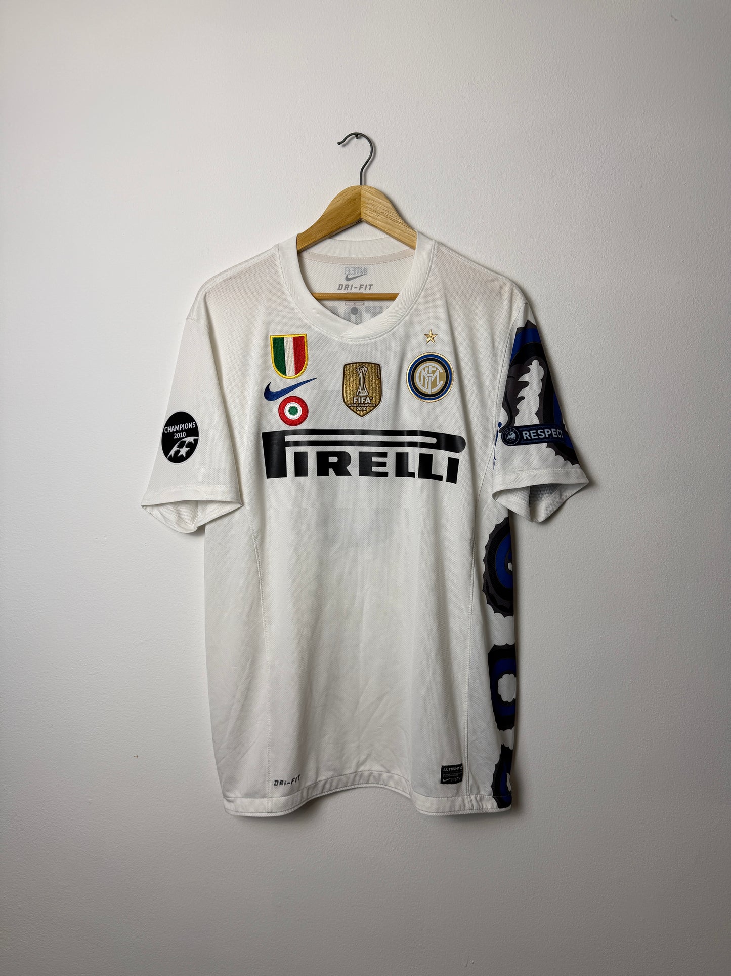 Samuel Eto'o Inter Milan 2010-11 away football shirt (L)