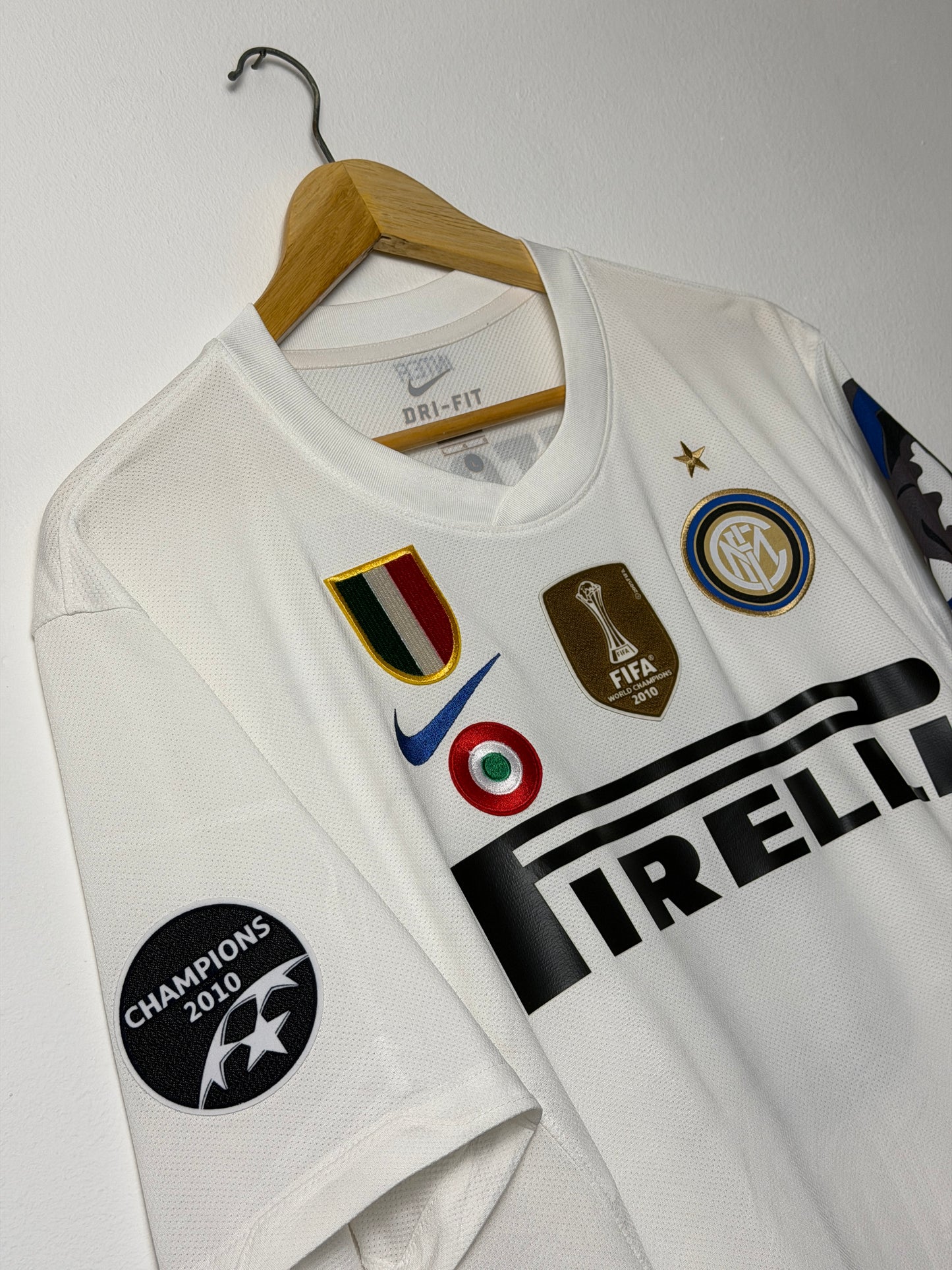 Samuel Eto'o Inter Milan 2010-11 away football shirt (L)