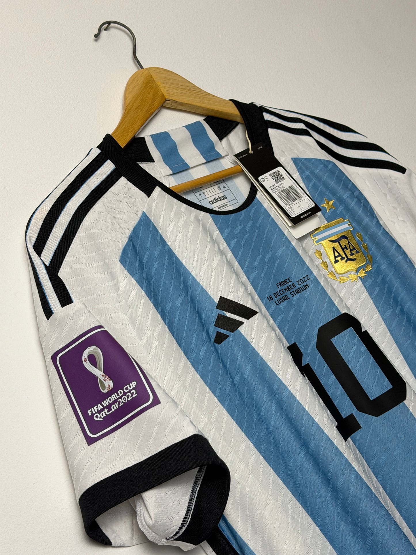 Lionel Messi Argentina 2022 World Cup final home football shirt (L)