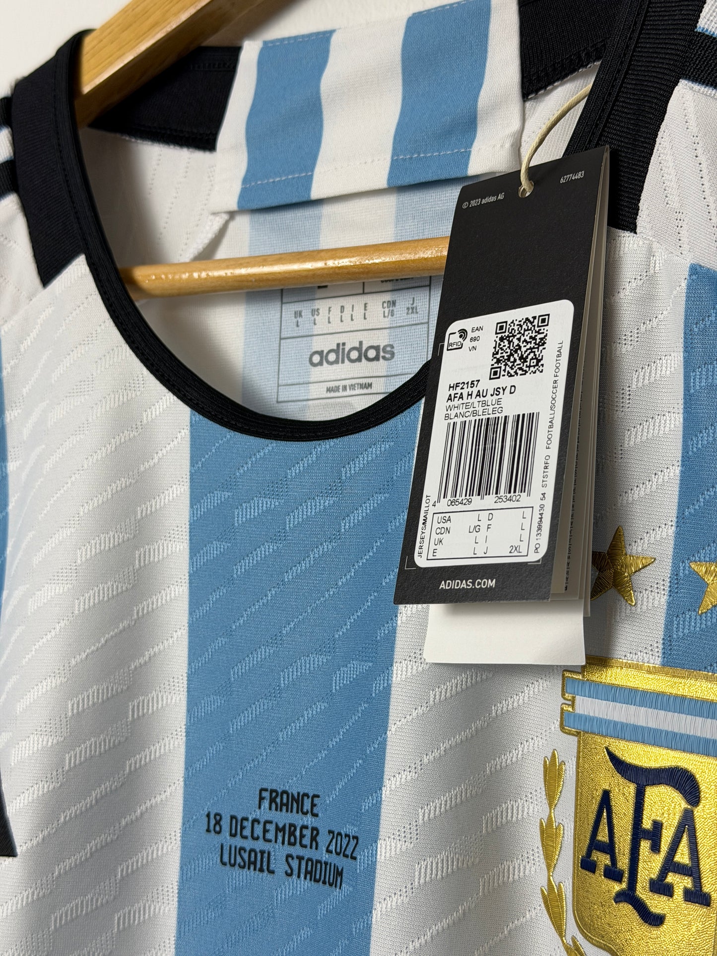 Lionel Messi Argentina 2022 World Cup final home football shirt (L)