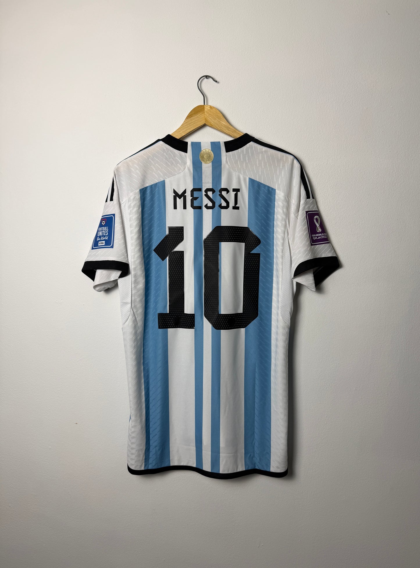 Lionel Messi Argentina 2022 World Cup final home football shirt (L)