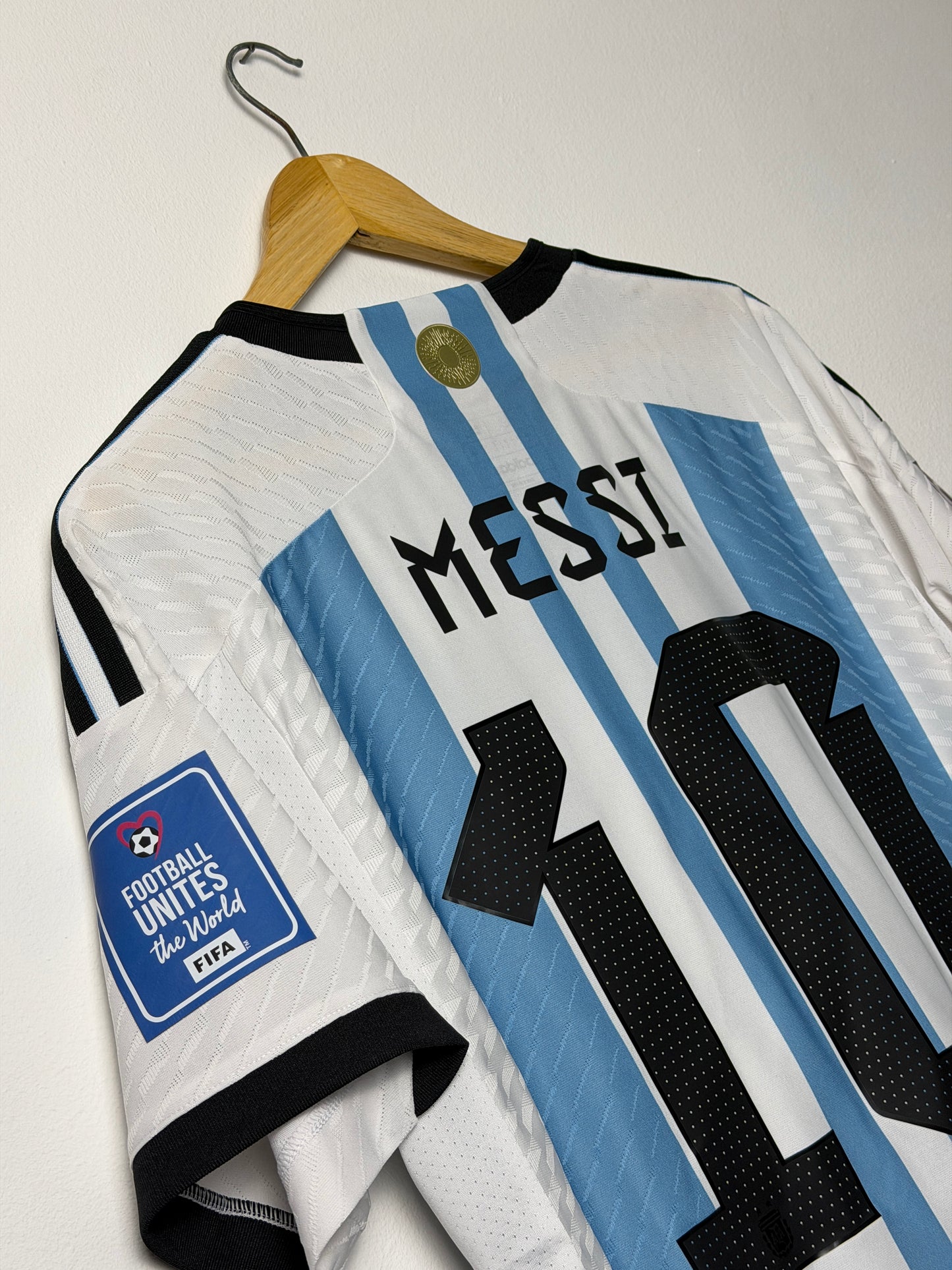 Lionel Messi Argentina 2022 World Cup final home football shirt (L)