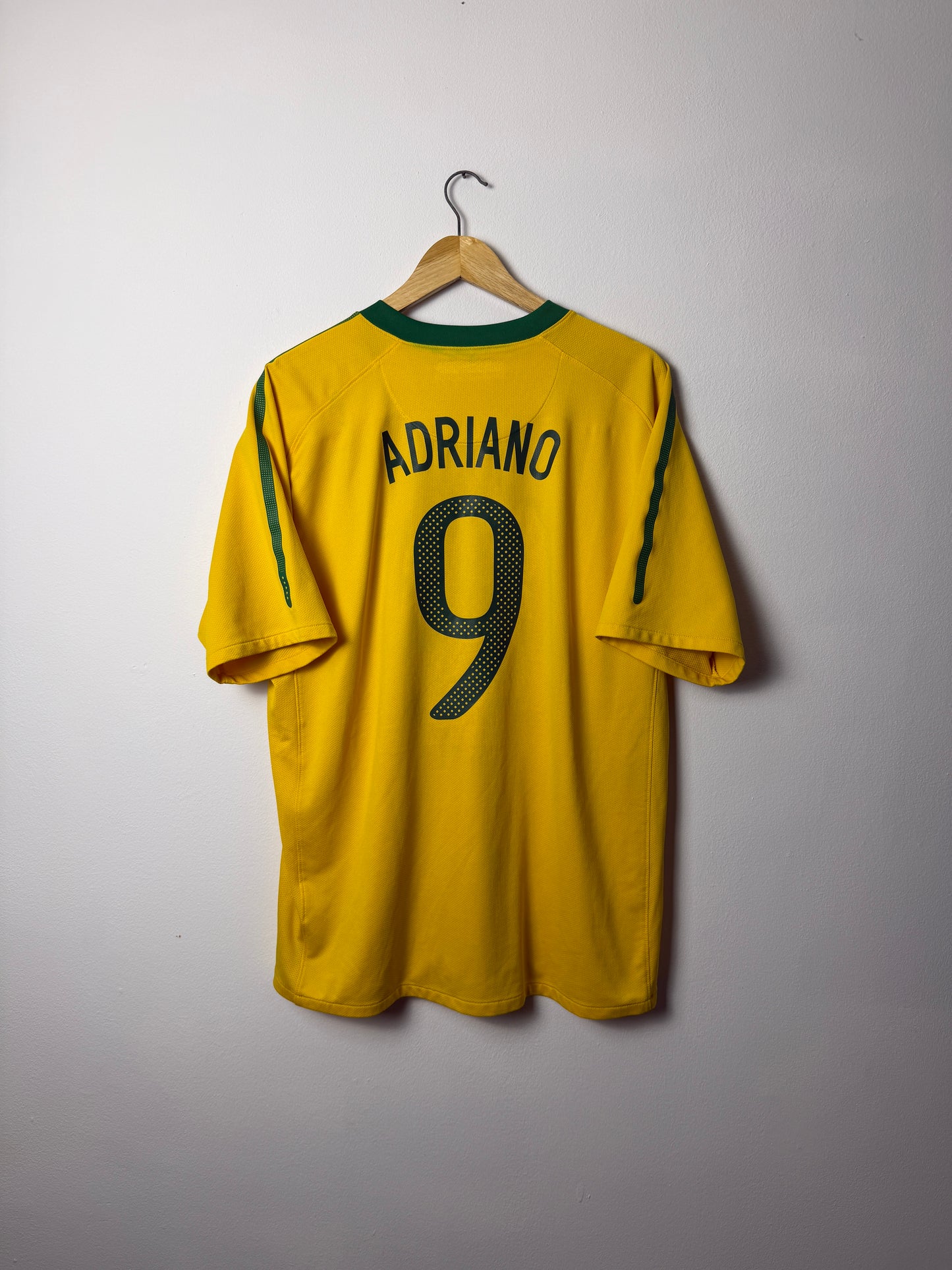 Adriano Brazil 2010 World Cup home football shirt (XL)
