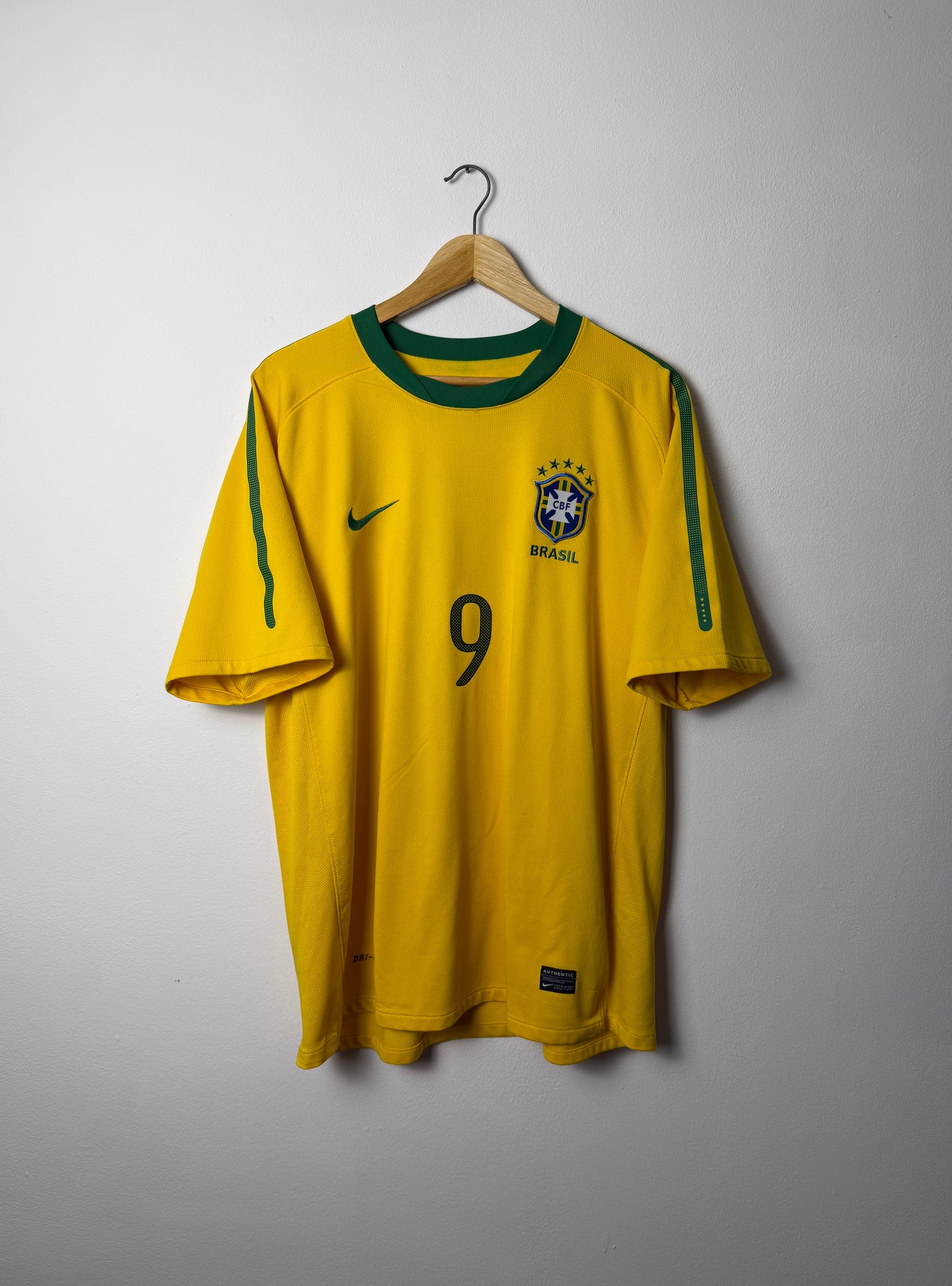 Adriano Brazil 2010 World Cup home football shirt (XL)