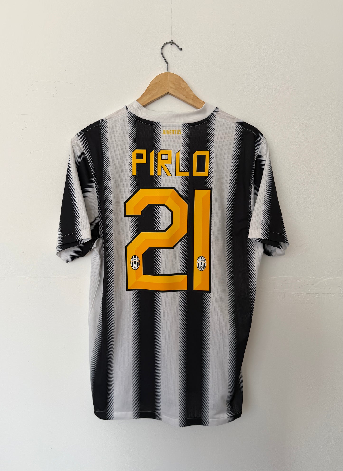 Andrea Pirlo Juventus FC 2011-12 home football shirt (M)