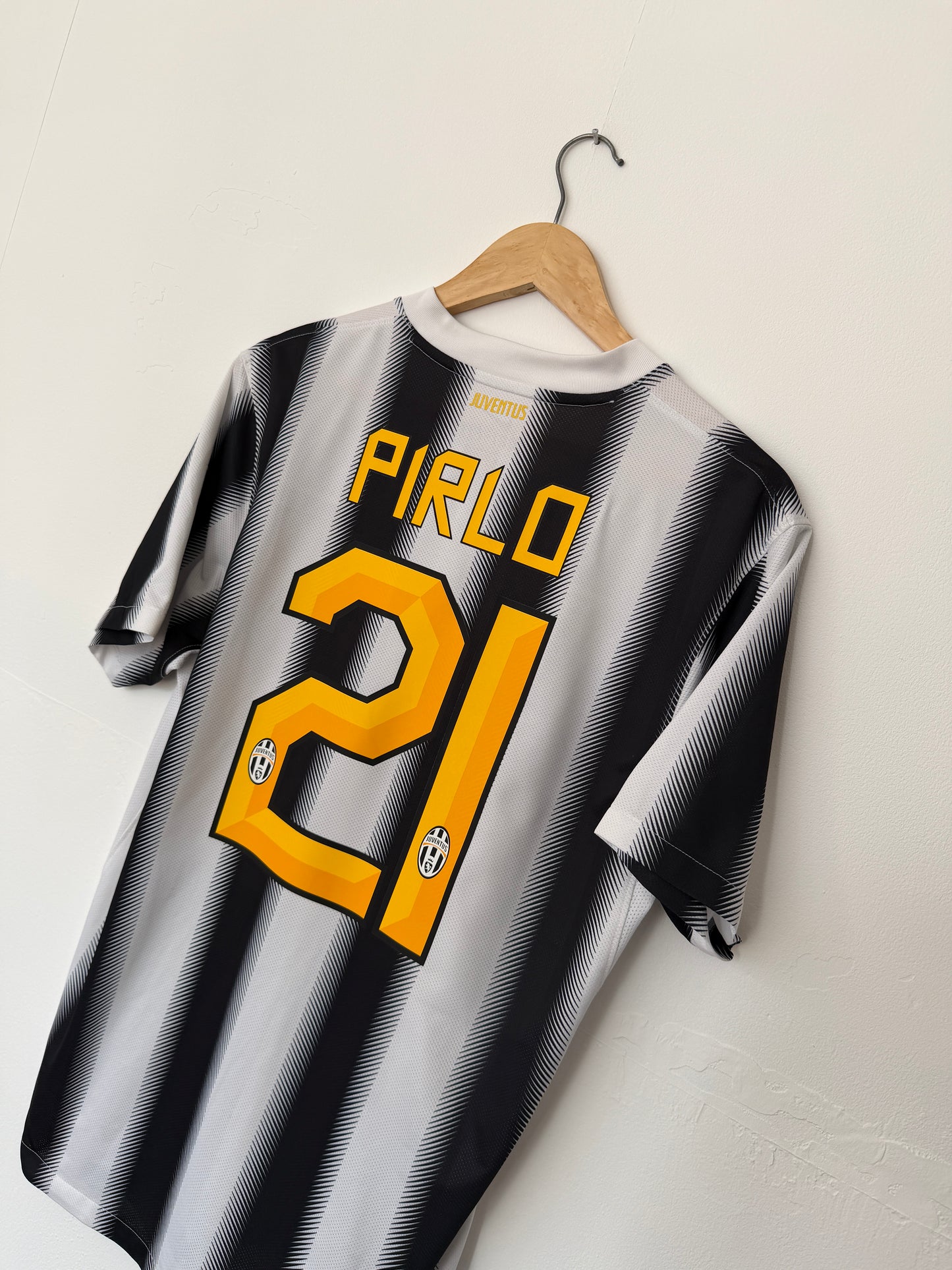 Andrea Pirlo Juventus FC 2011-12 home football shirt (M)