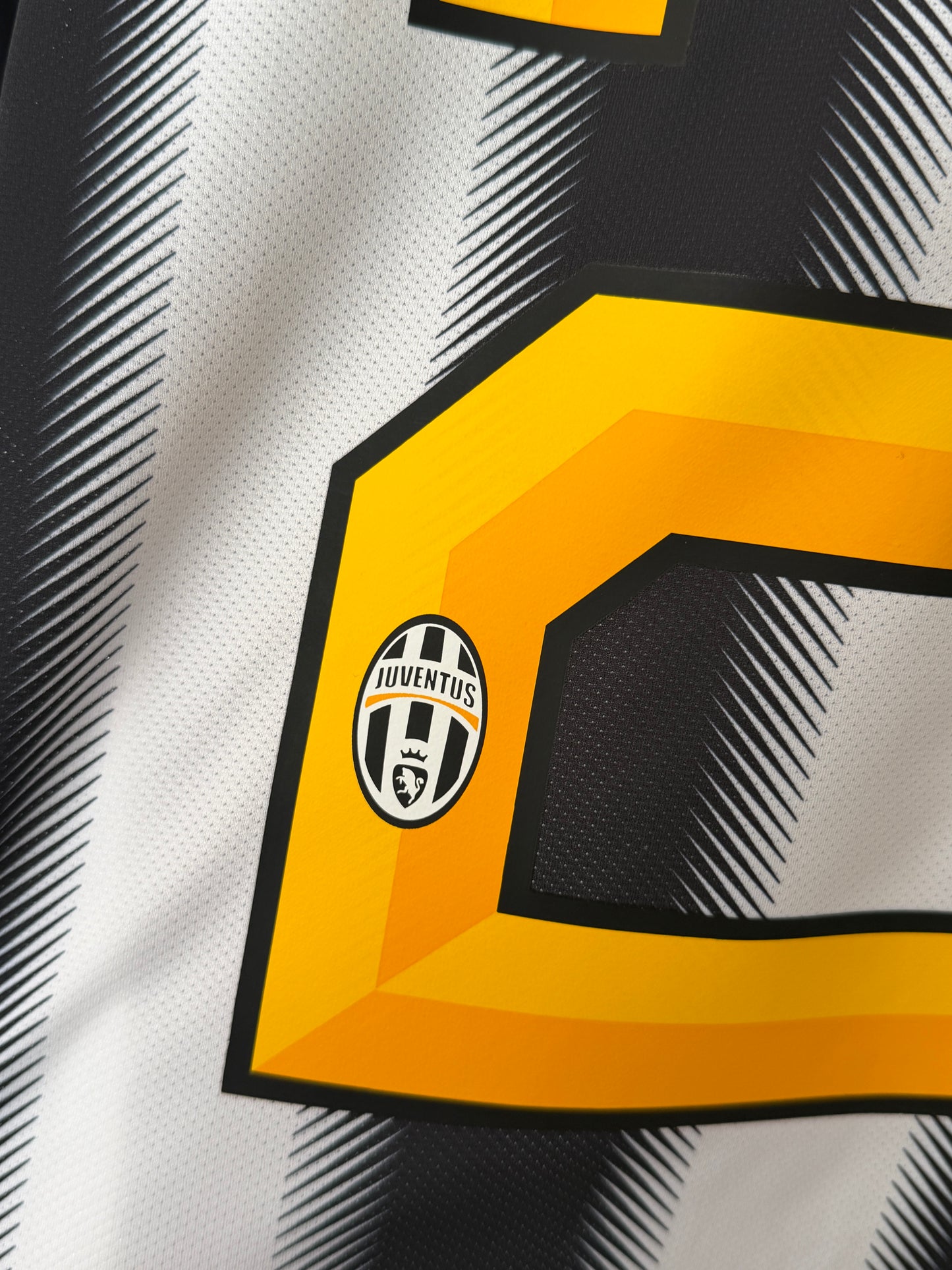 Andrea Pirlo Juventus FC 2011-12 home football shirt (M)