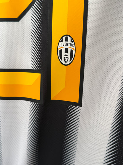 Andrea Pirlo Juventus FC 2011-12 home football shirt (M)