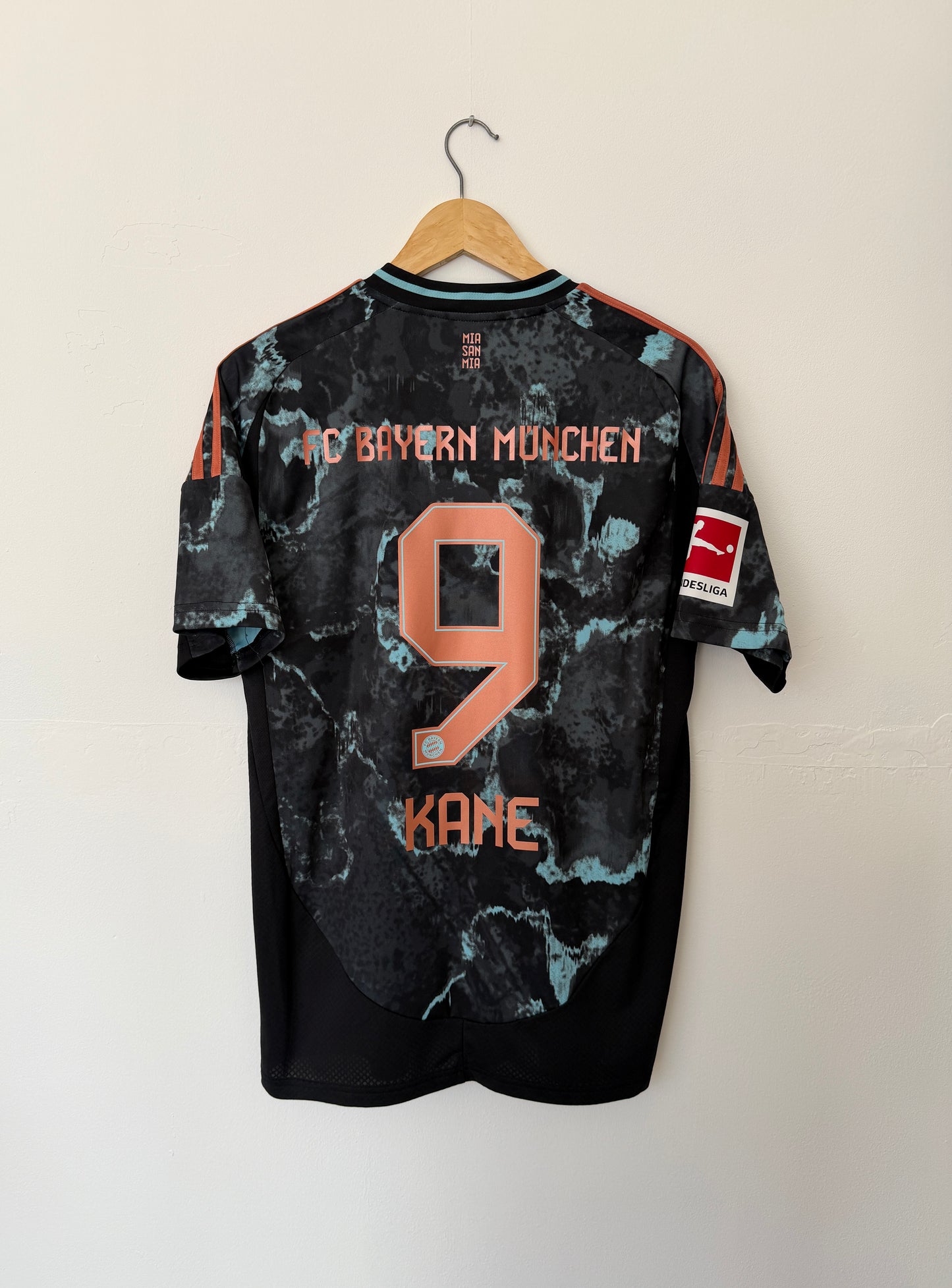 Harry Kane FC Bayern Munich 2024-25 away football shirt (L)