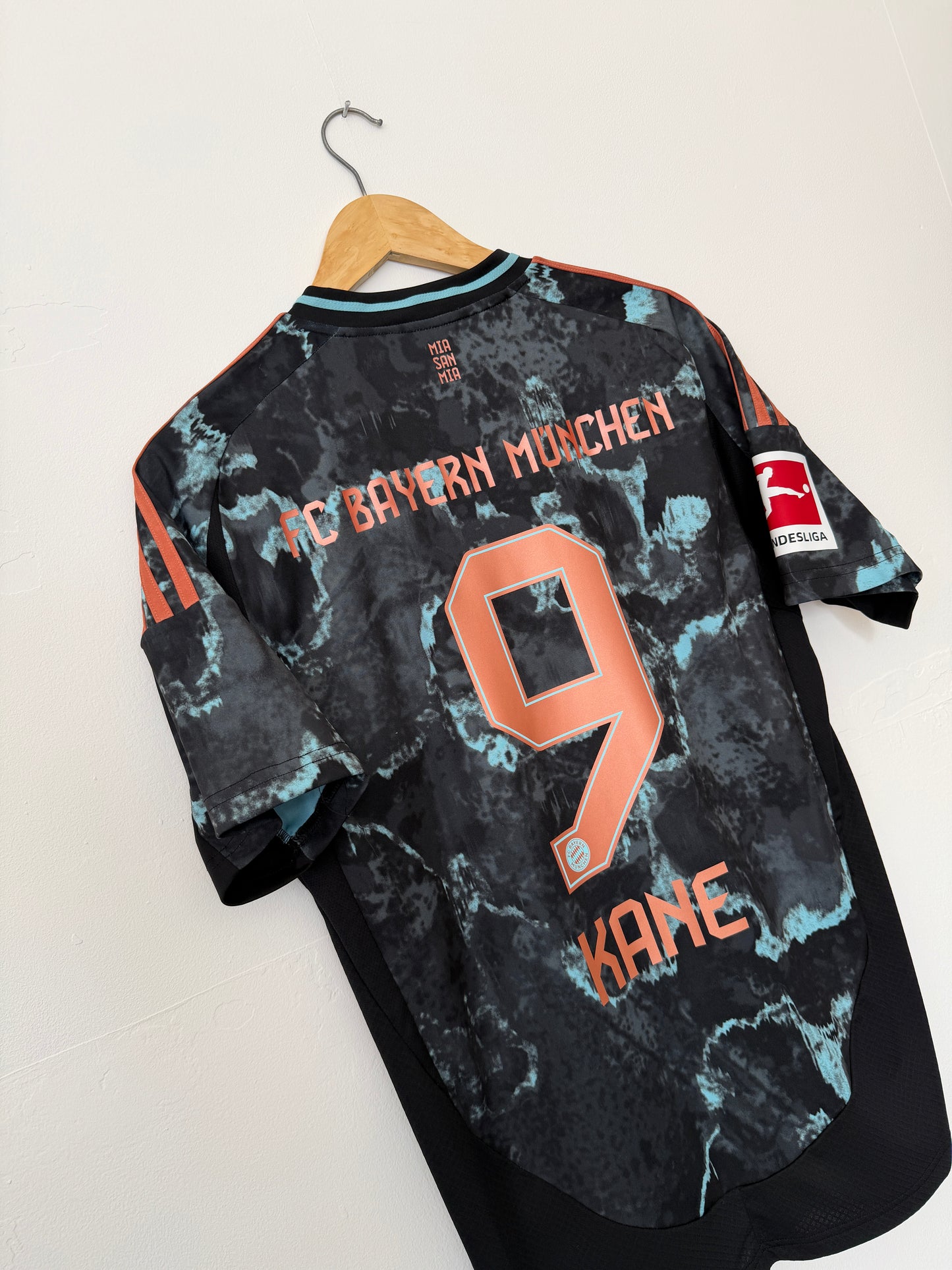Harry Kane FC Bayern Munich 2024-25 away football shirt (L)