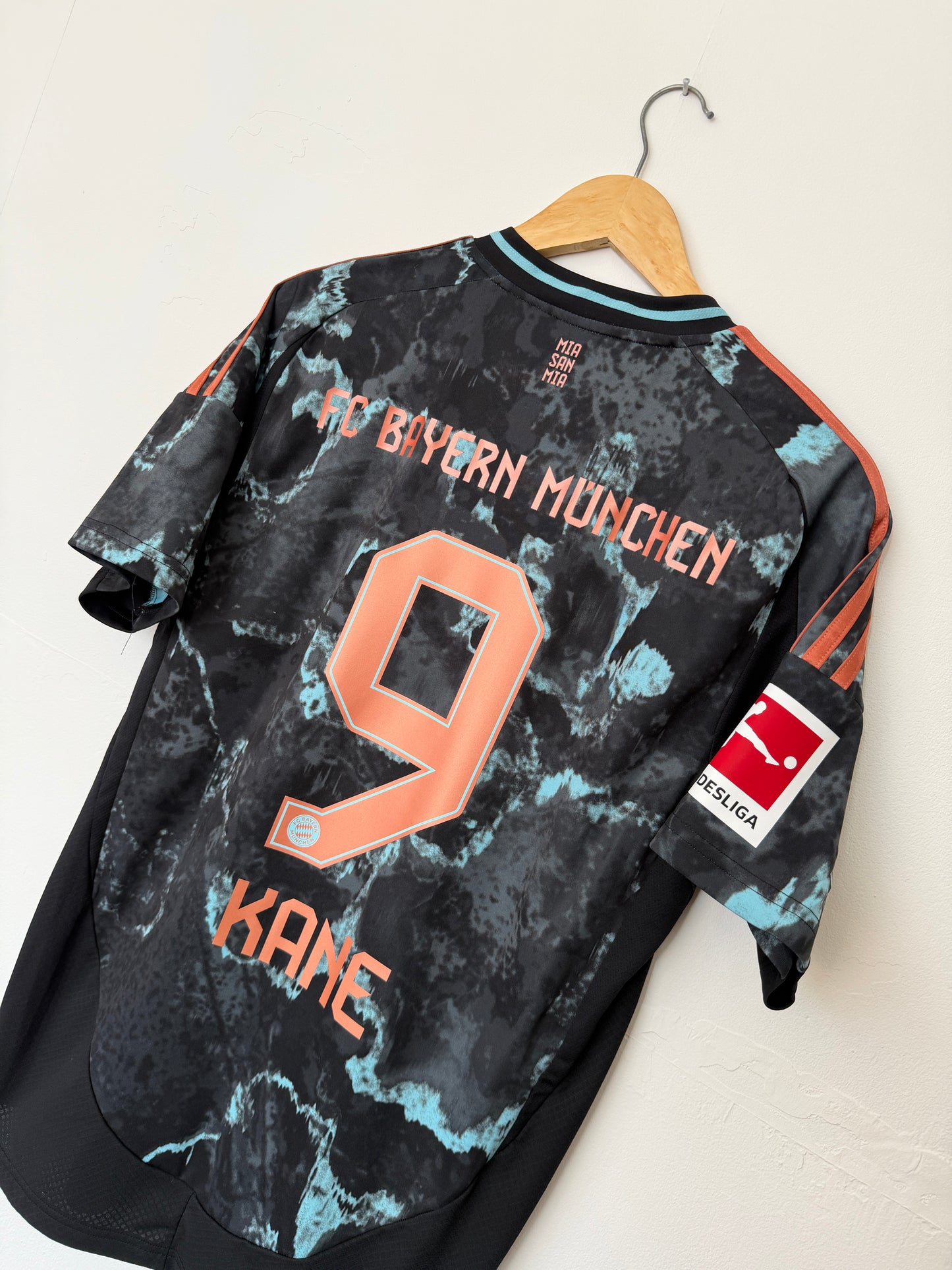 Harry Kane FC Bayern Munich 2024-25 away football shirt (L)