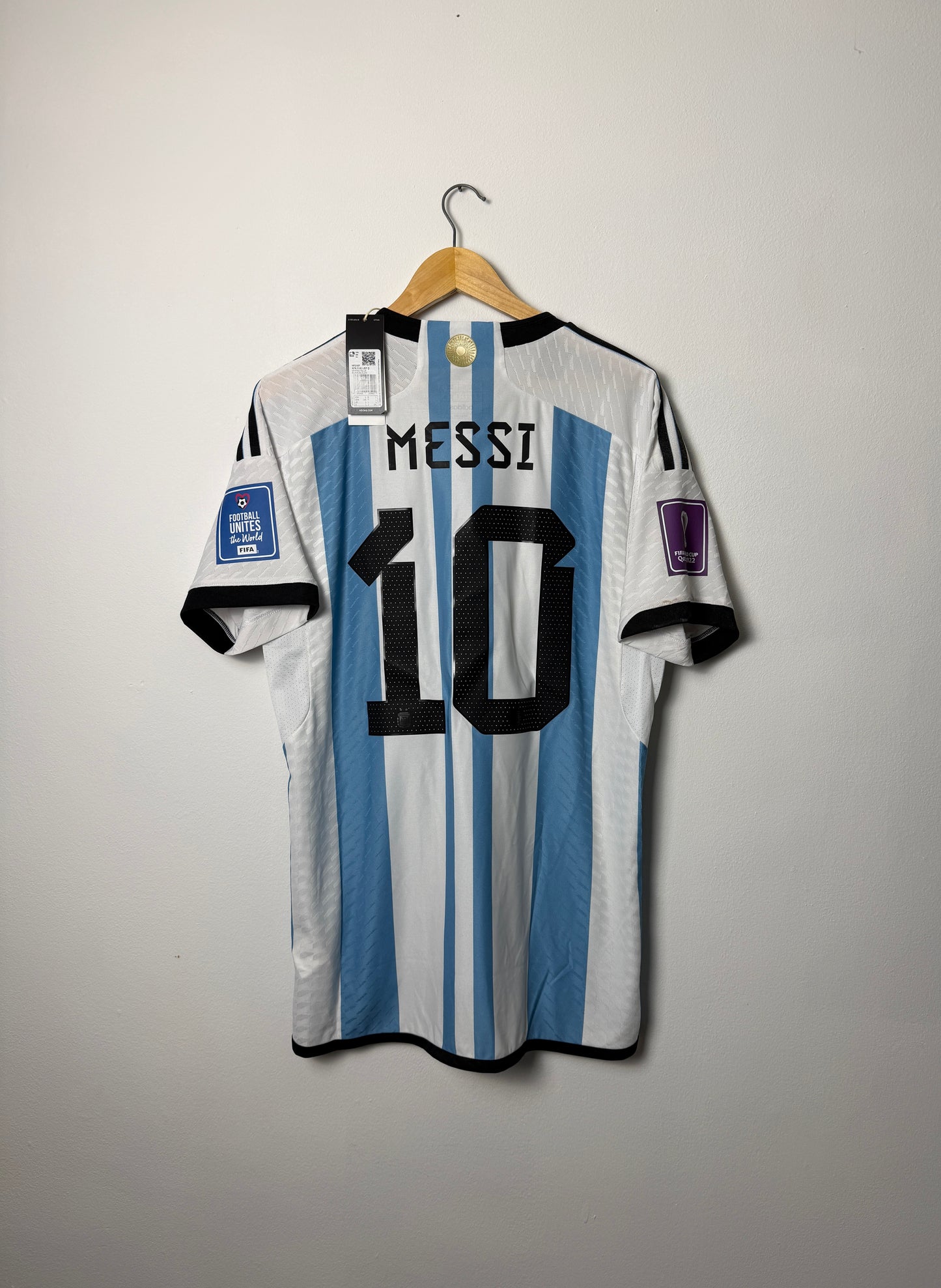Lionel Messi Argentina 2022 World Cup final home football shirt (L)