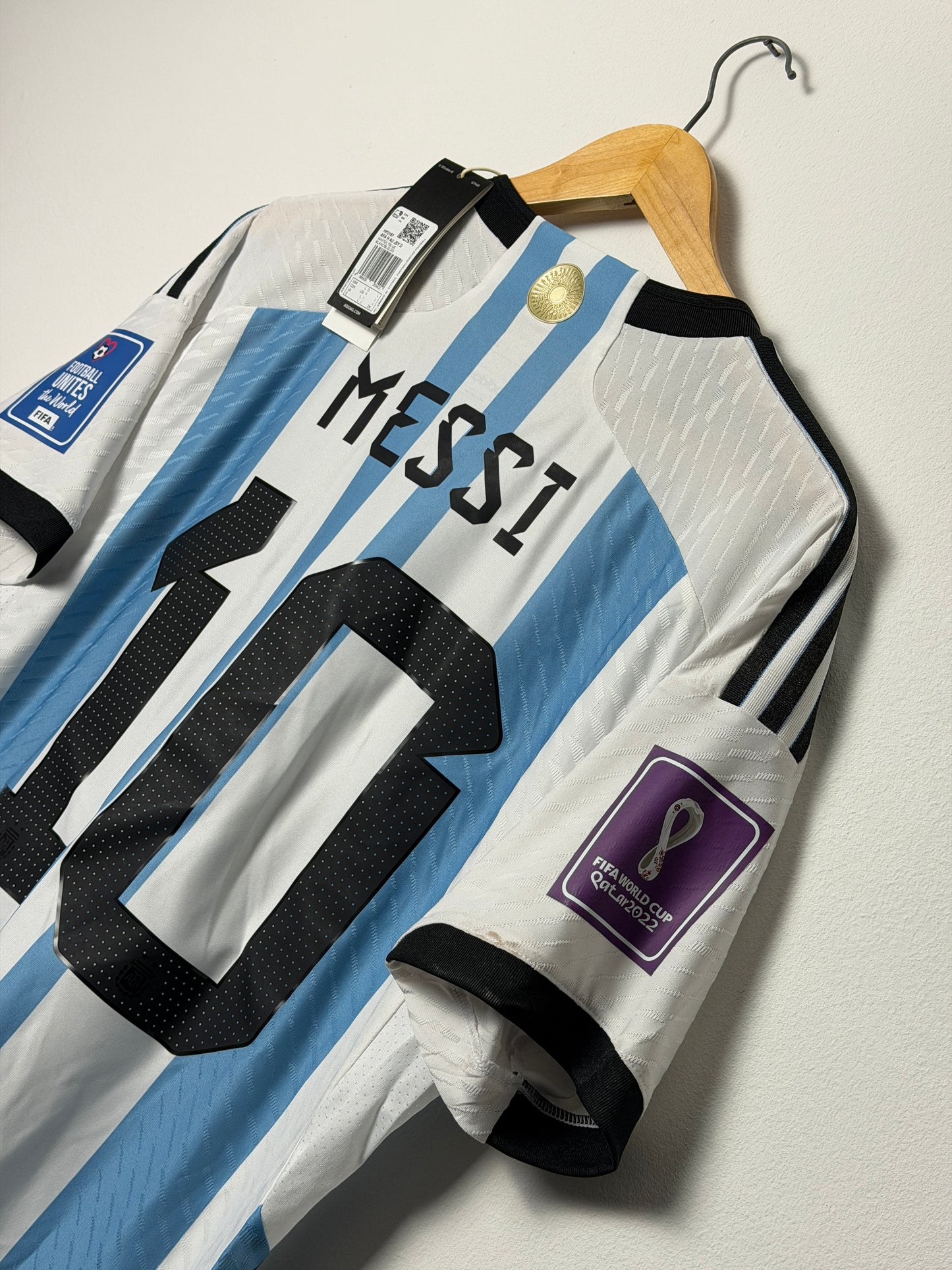 Lionel Messi Argentina 2022 World Cup final home football shirt (L)