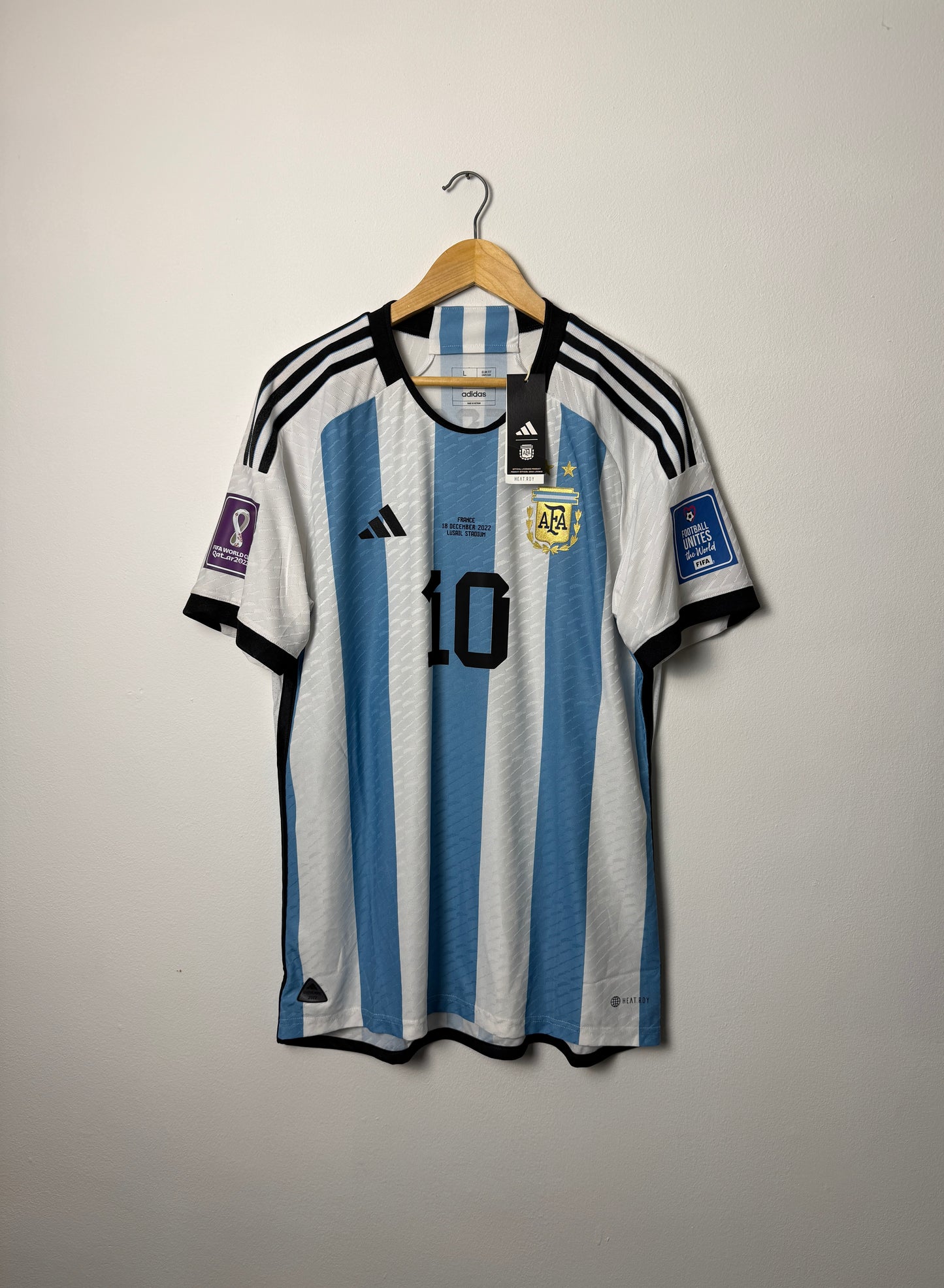 Lionel Messi Argentina 2022 World Cup final home football shirt (L)