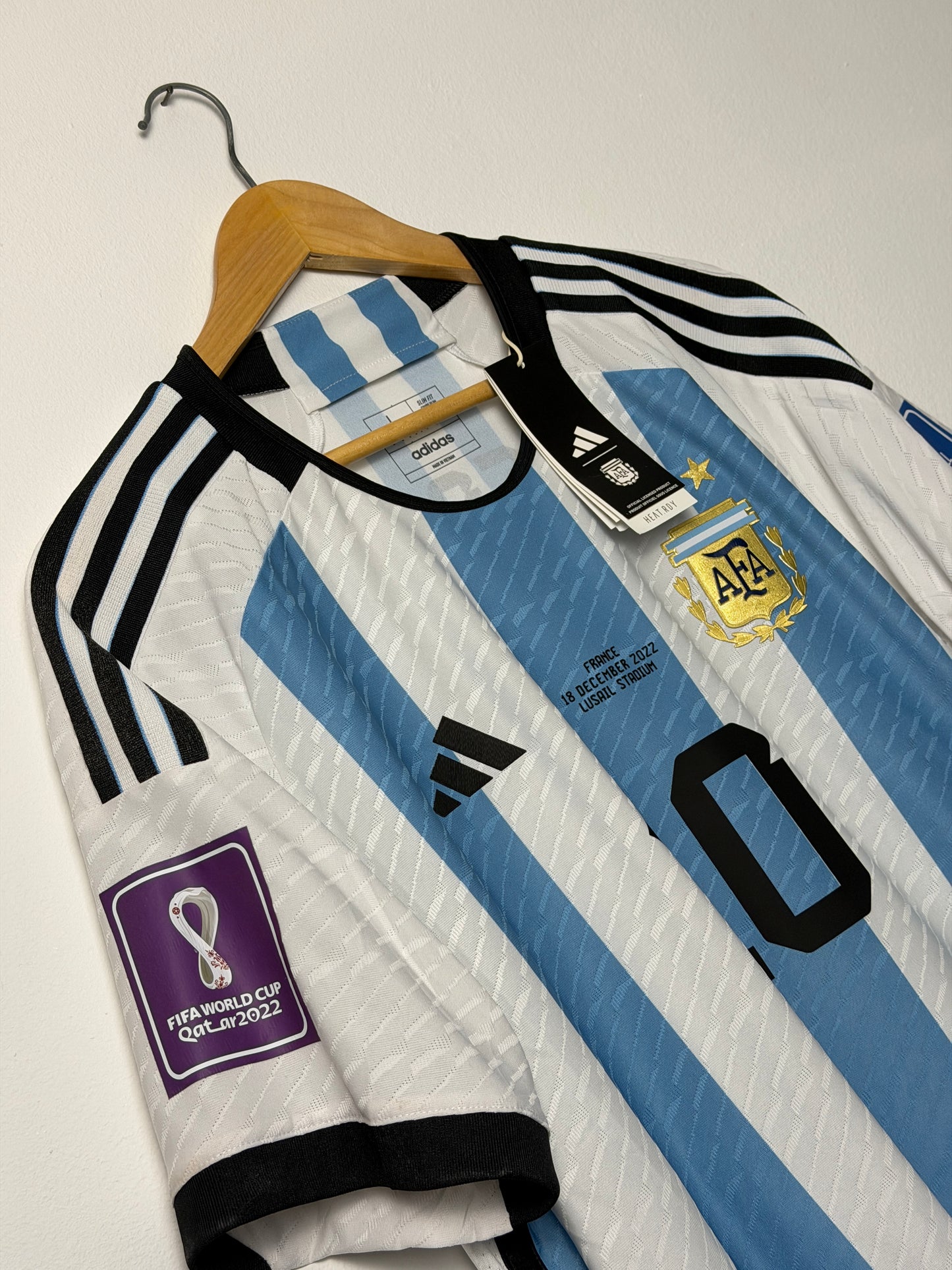Lionel Messi Argentina 2022 World Cup final home football shirt (L)