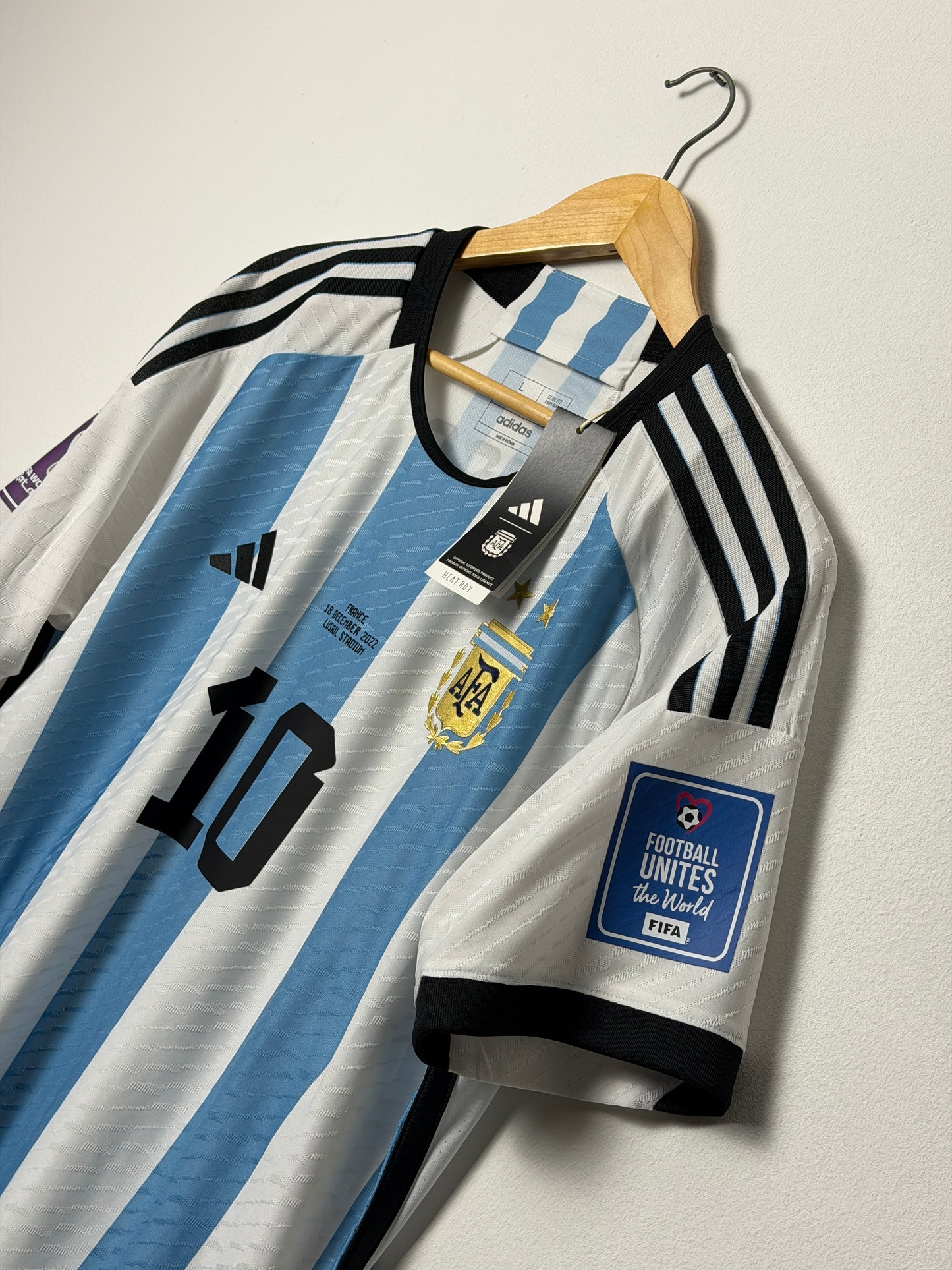 Lionel Messi Argentina 2022 World Cup final home football shirt (L)