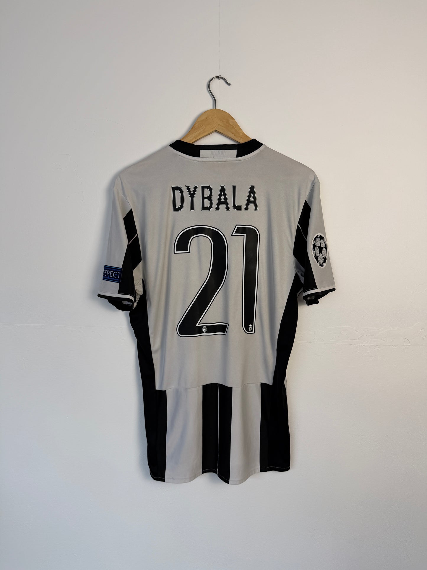 Paulo Dybala Juventus FC 2016-17 home football shirt (M)