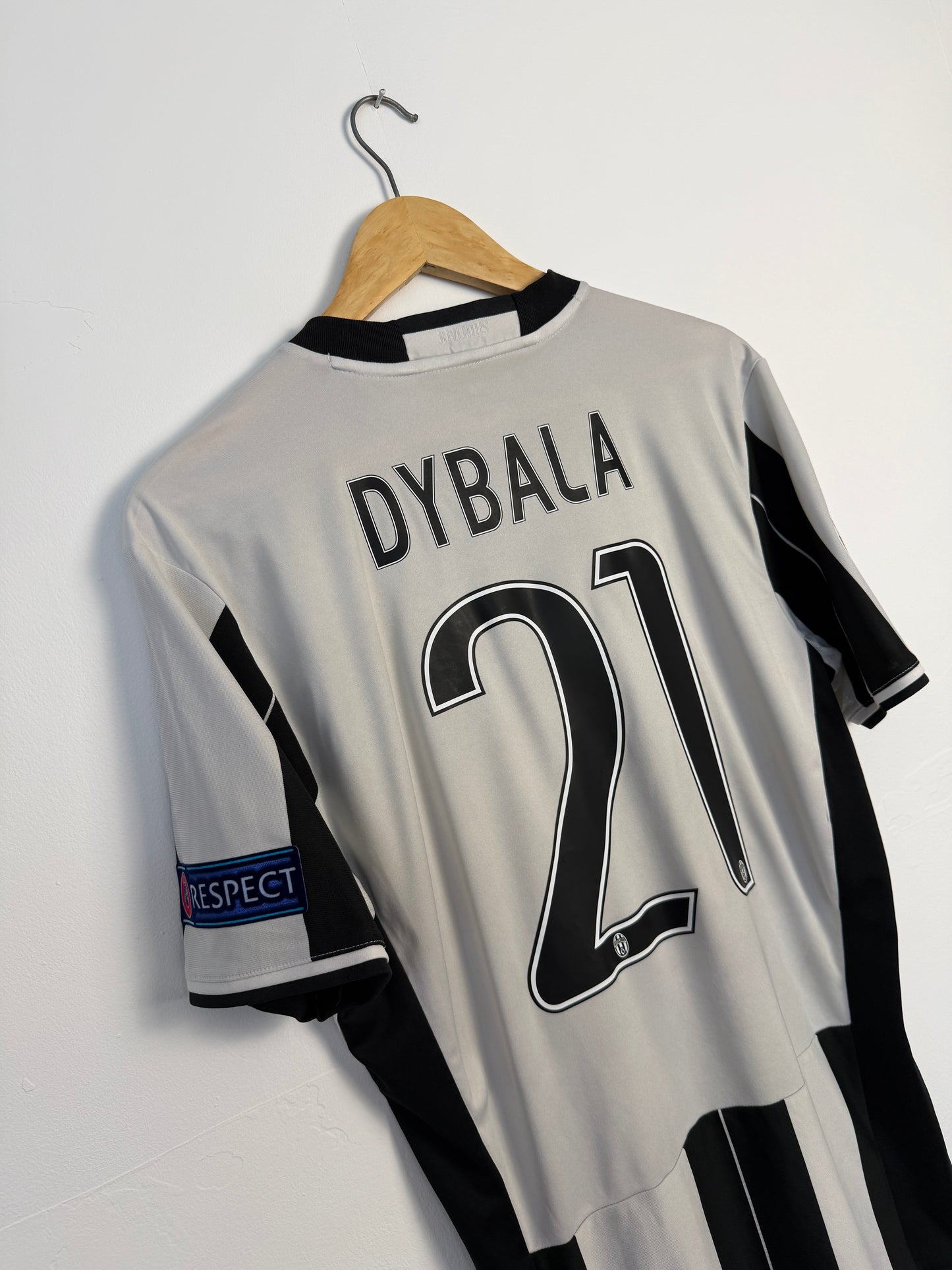 Paulo Dybala Juventus FC 2016-17 home football shirt (M)