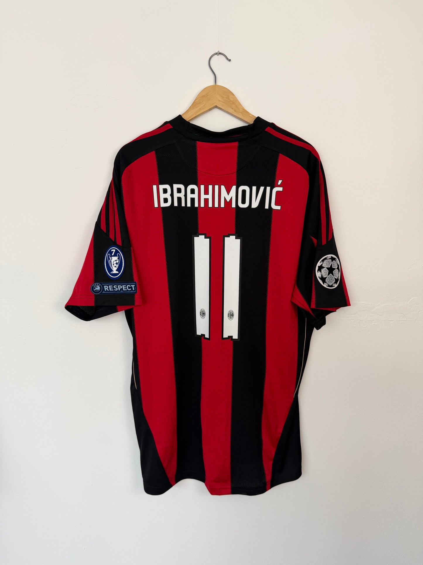 Zlatan Ibrahimovic AC Milan 2010-11 home football shirt (XL)