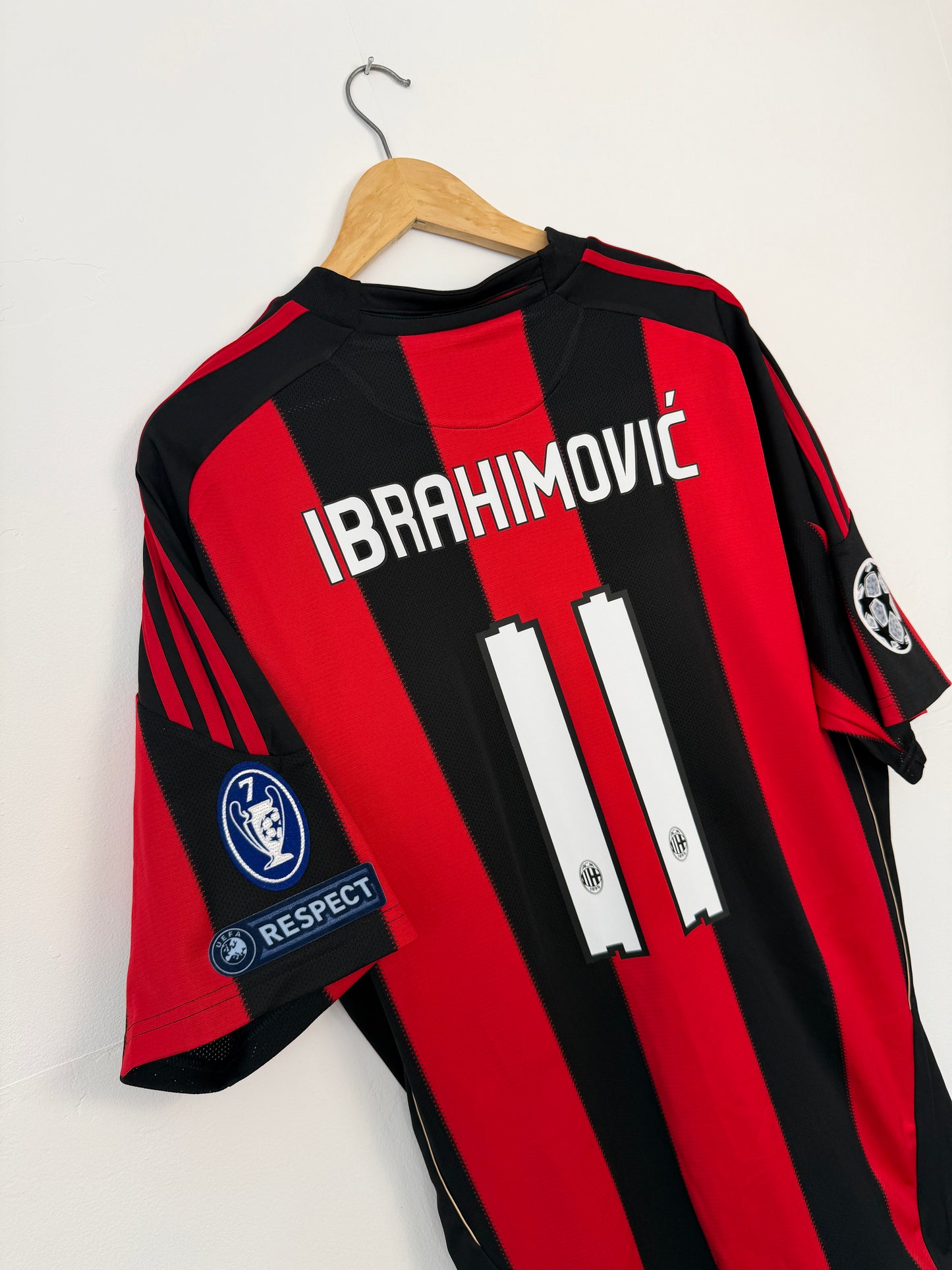 Zlatan Ibrahimovic AC Milan 2010-11 home football shirt (XL)