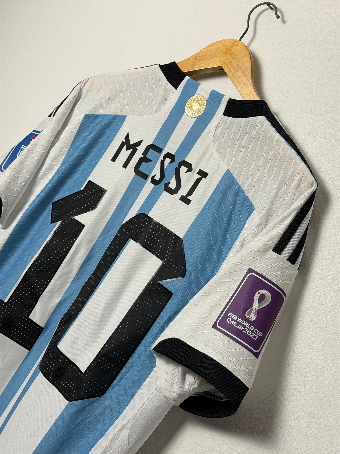 Lionel Messi Argentina 2022 home football shirt (L)