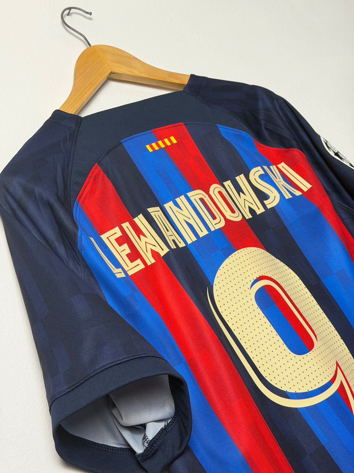 Robert Lewandowski FC Barcelona 2022-23 home football shirt (XL)