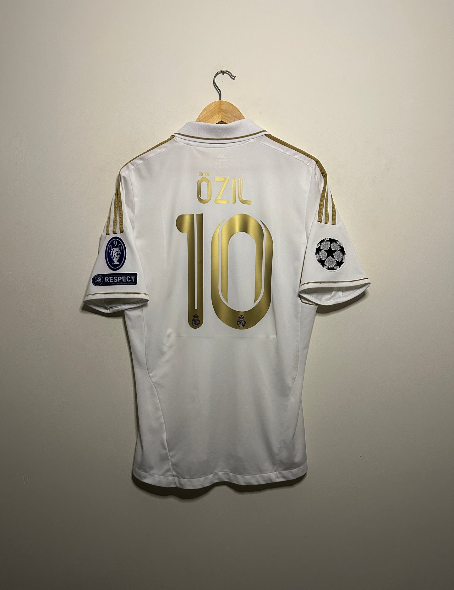Mesut Ozil Real Madrid CF 2011-12 home football shirt (M)