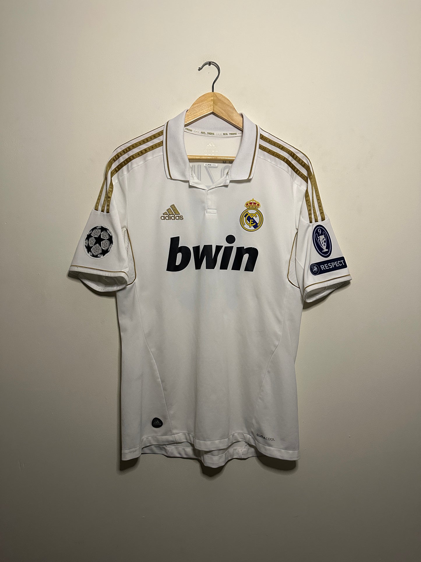 Mesut Ozil Real Madrid CF 2011-12 home football shirt (M)