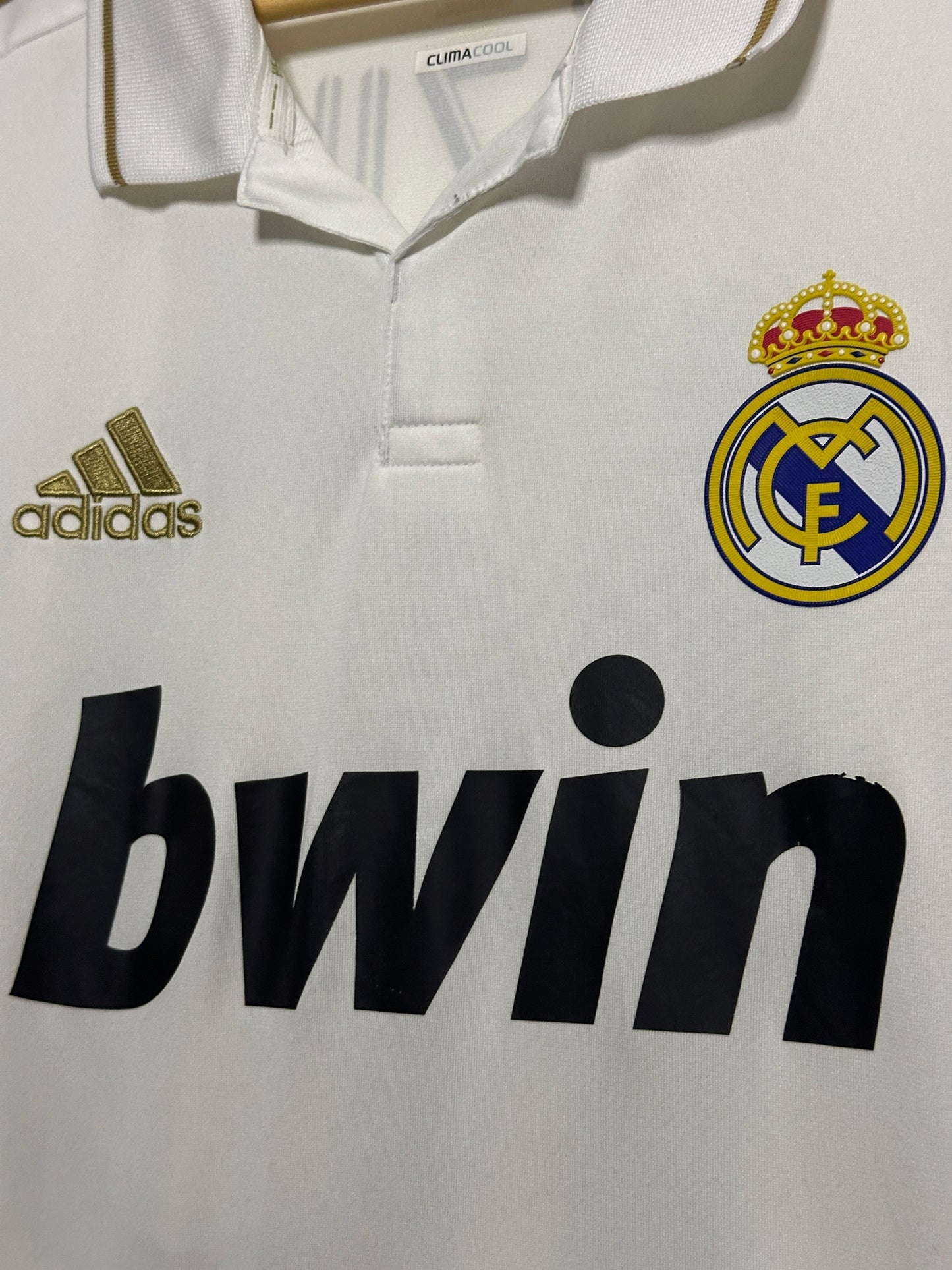 Mesut Ozil Real Madrid CF 2011-12 home football shirt (M)