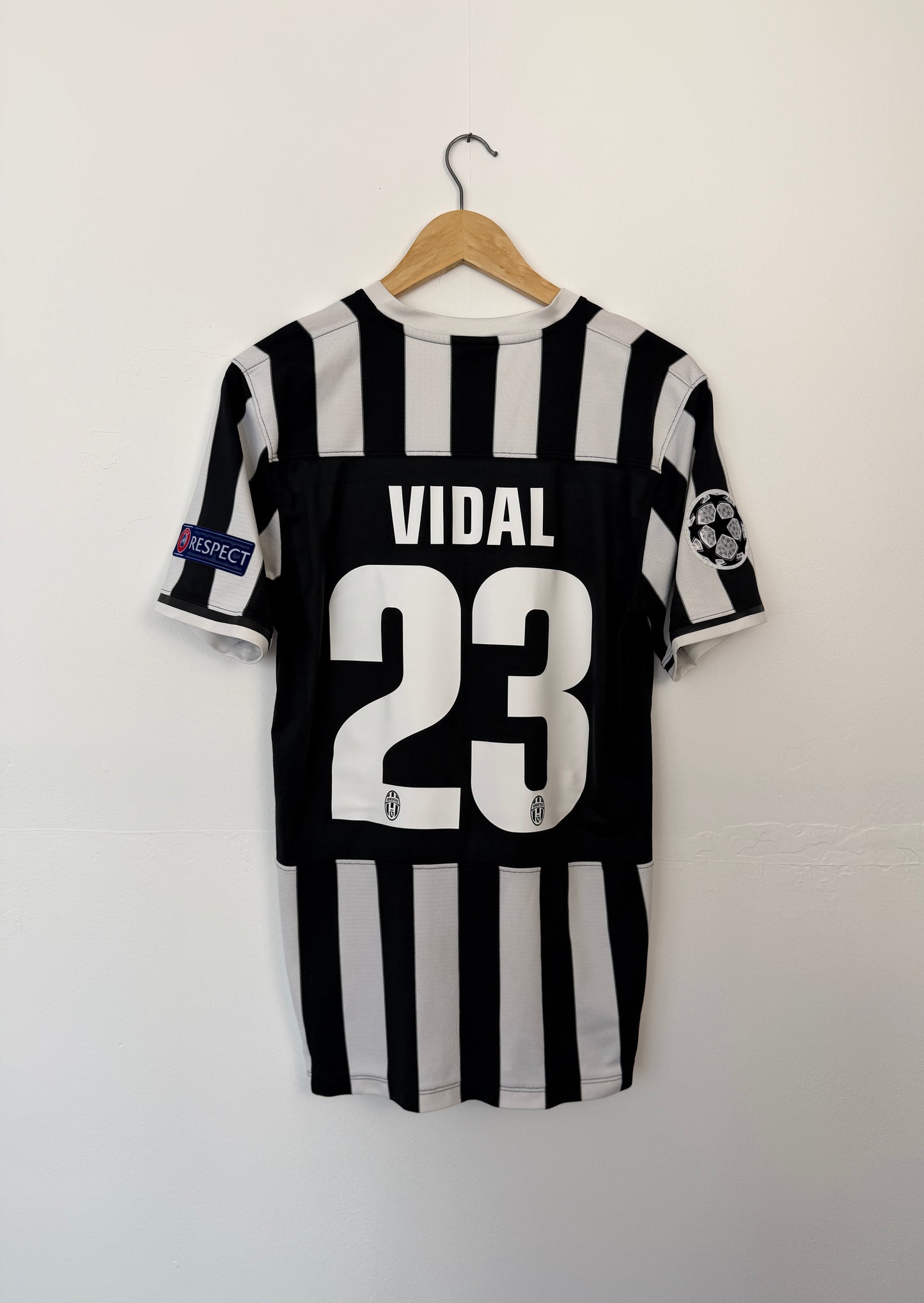 Arturo Vidal Juventus FC 2013-14 home football shirt (M)