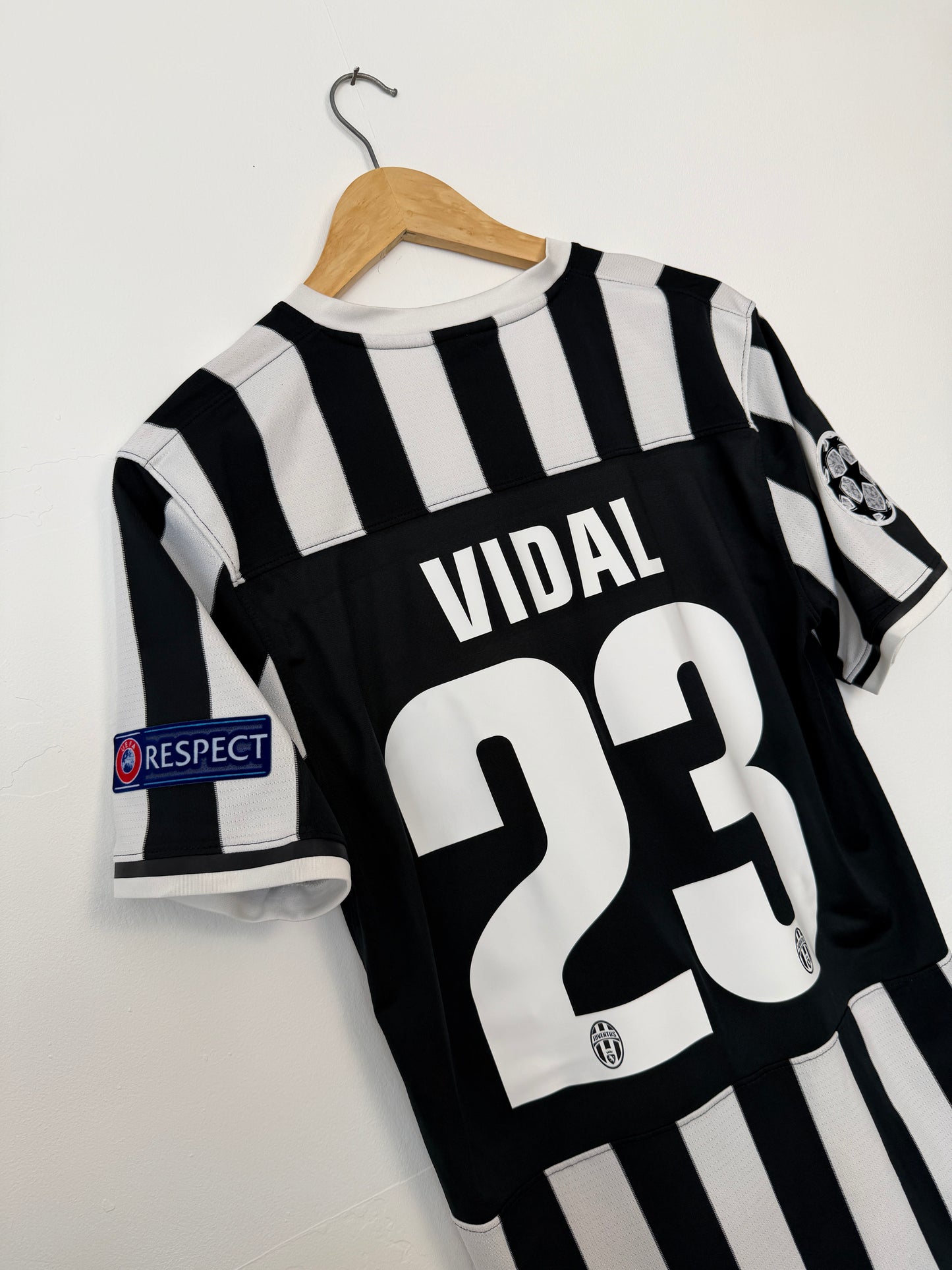 Arturo Vidal Juventus FC 2013-14 home football shirt (M)