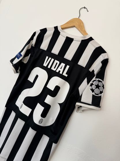 Arturo Vidal Juventus FC 2013-14 home football shirt (M)