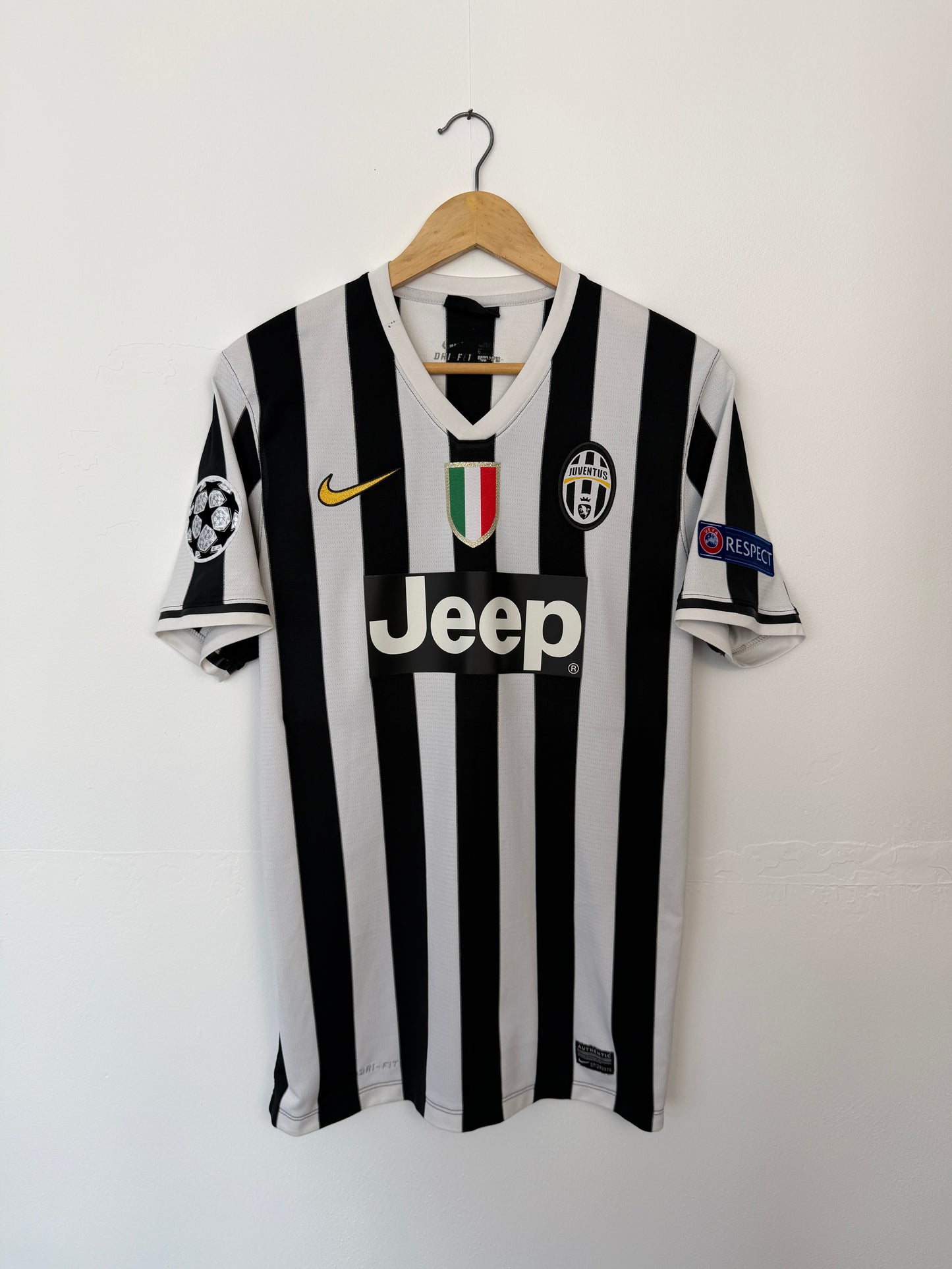 Arturo Vidal Juventus FC 2013-14 home football shirt (M)