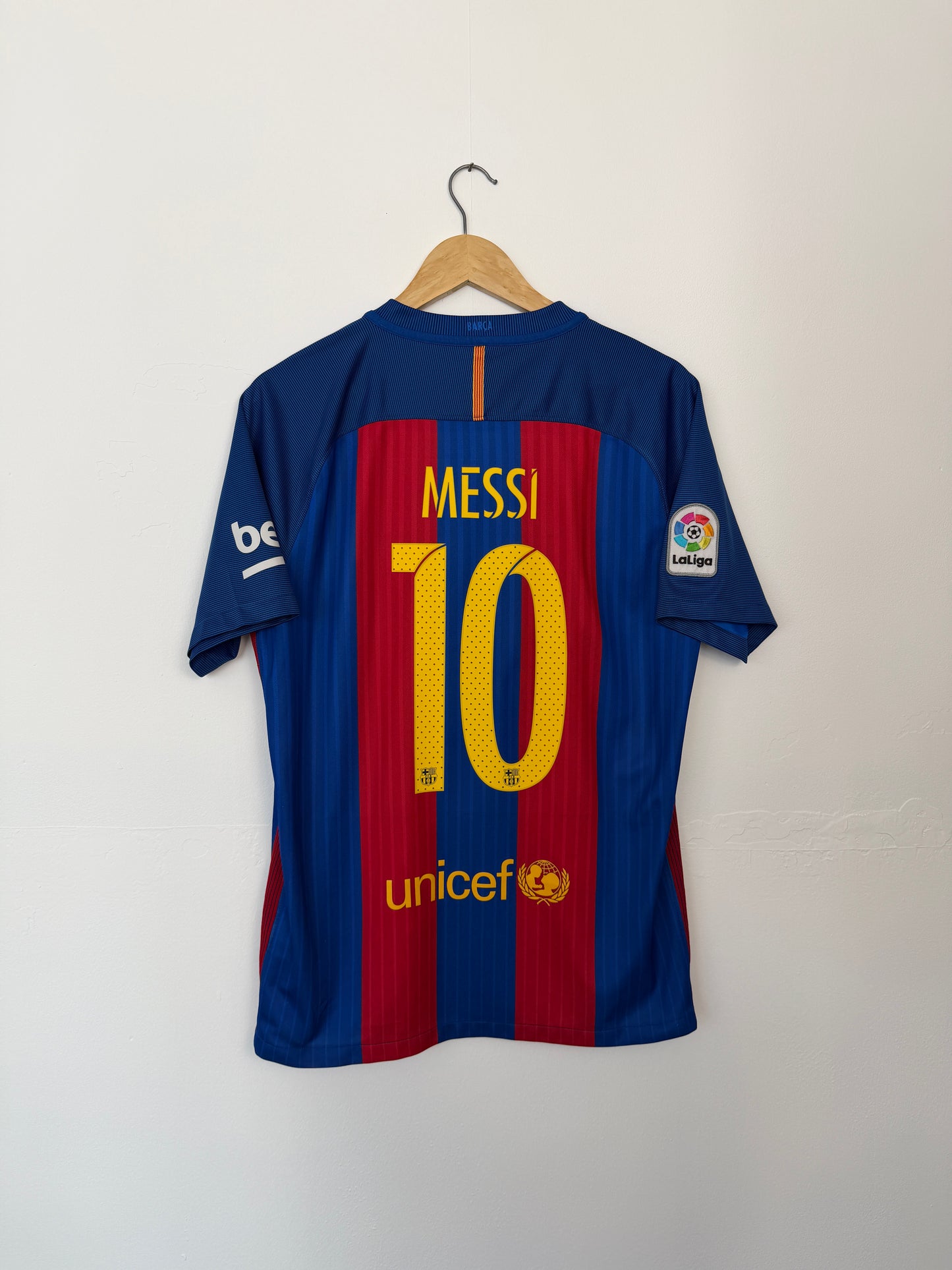 Lionel Messi FC Barcelona 2016-17 home football shirt (M)