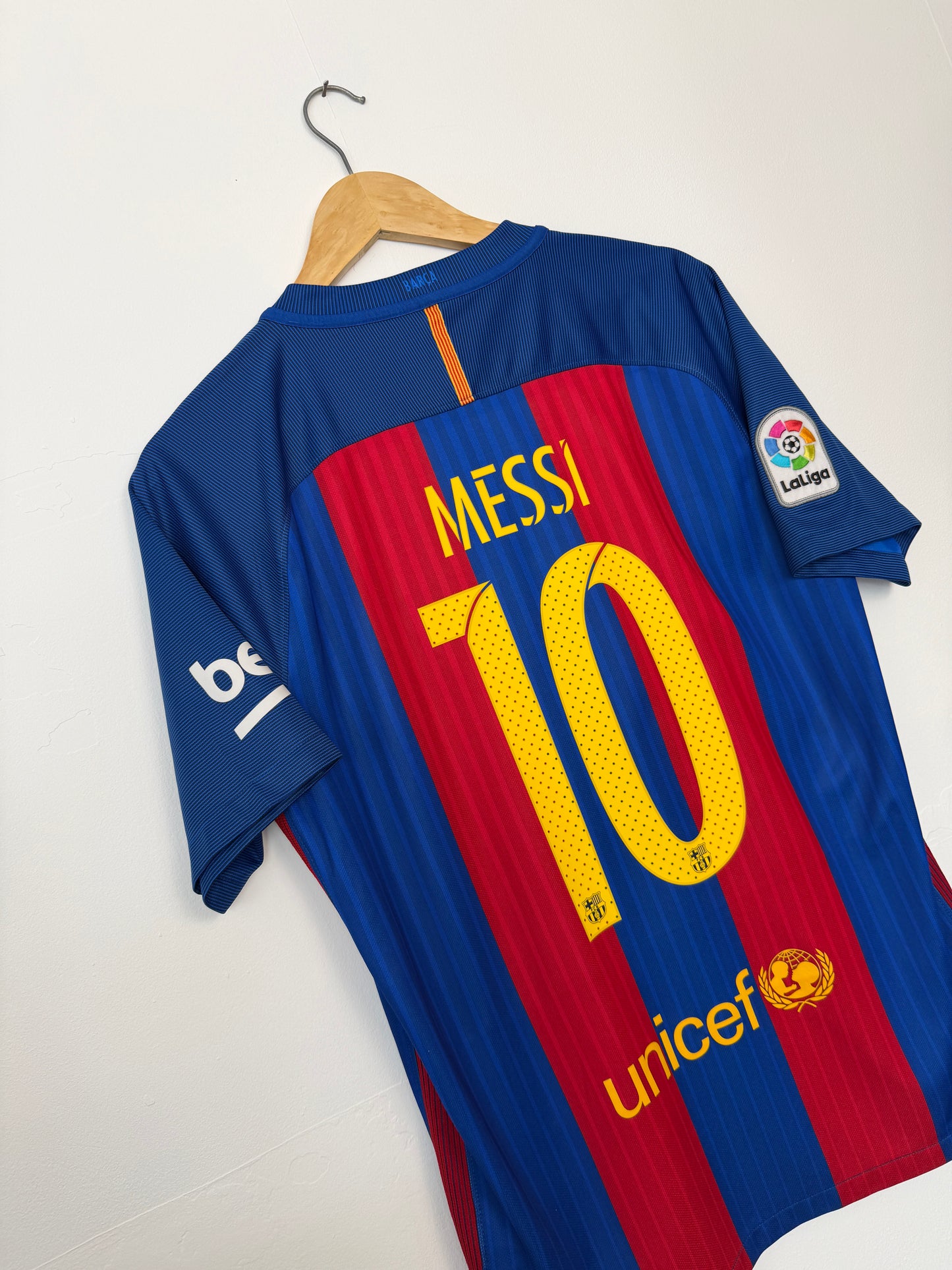 Lionel Messi FC Barcelona 2016-17 home football shirt (M)