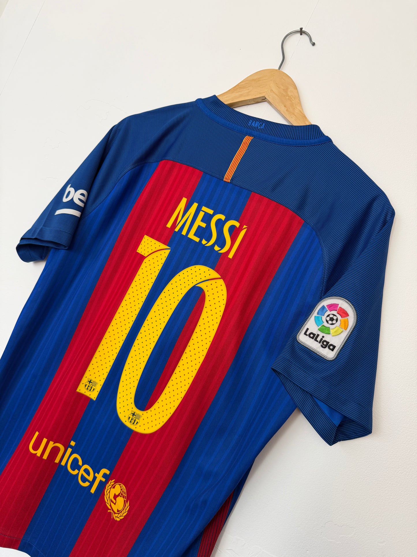 Lionel Messi FC Barcelona 2016-17 home football shirt (M)