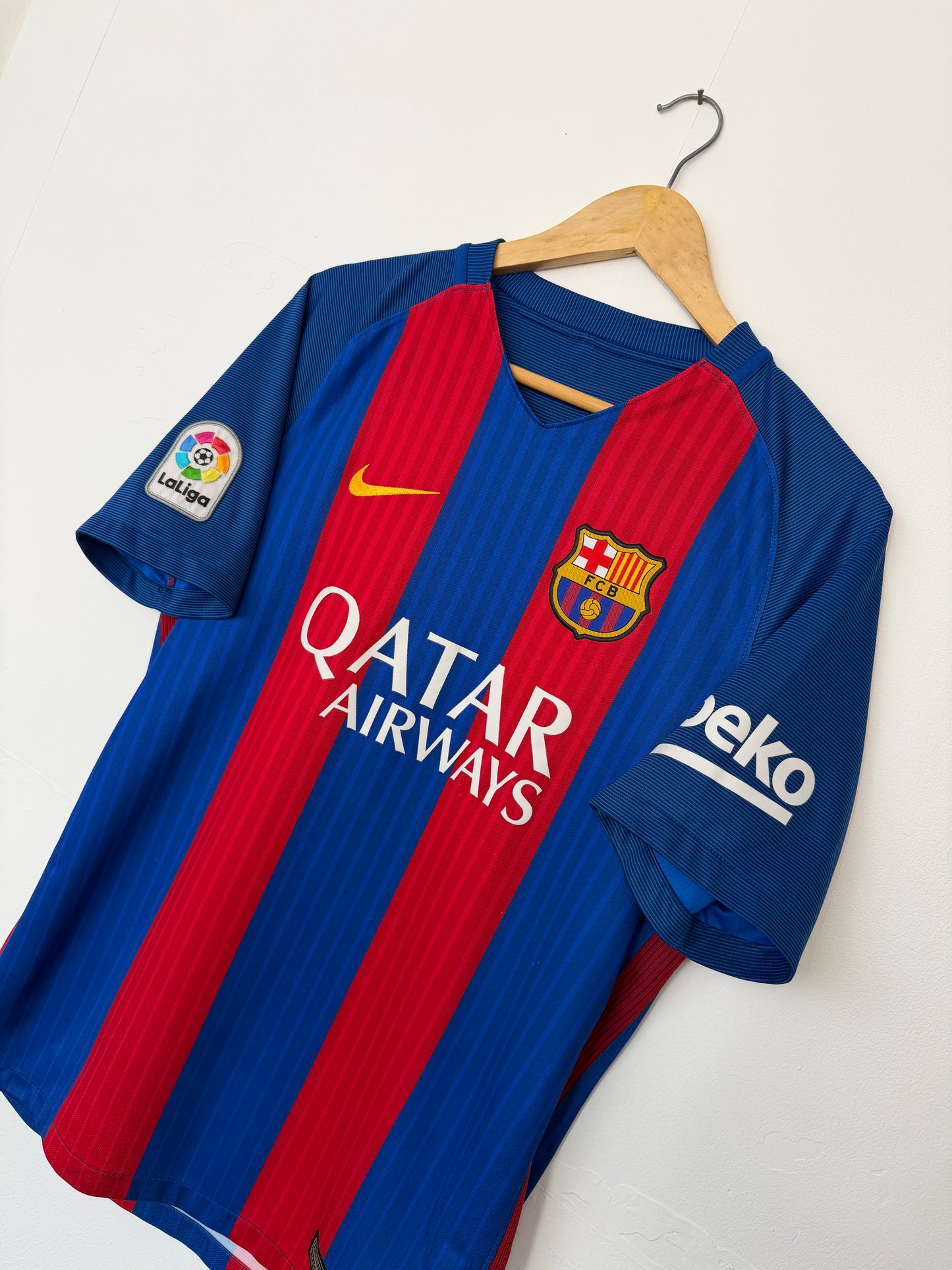 Lionel Messi FC Barcelona 2016-17 home football shirt (M)