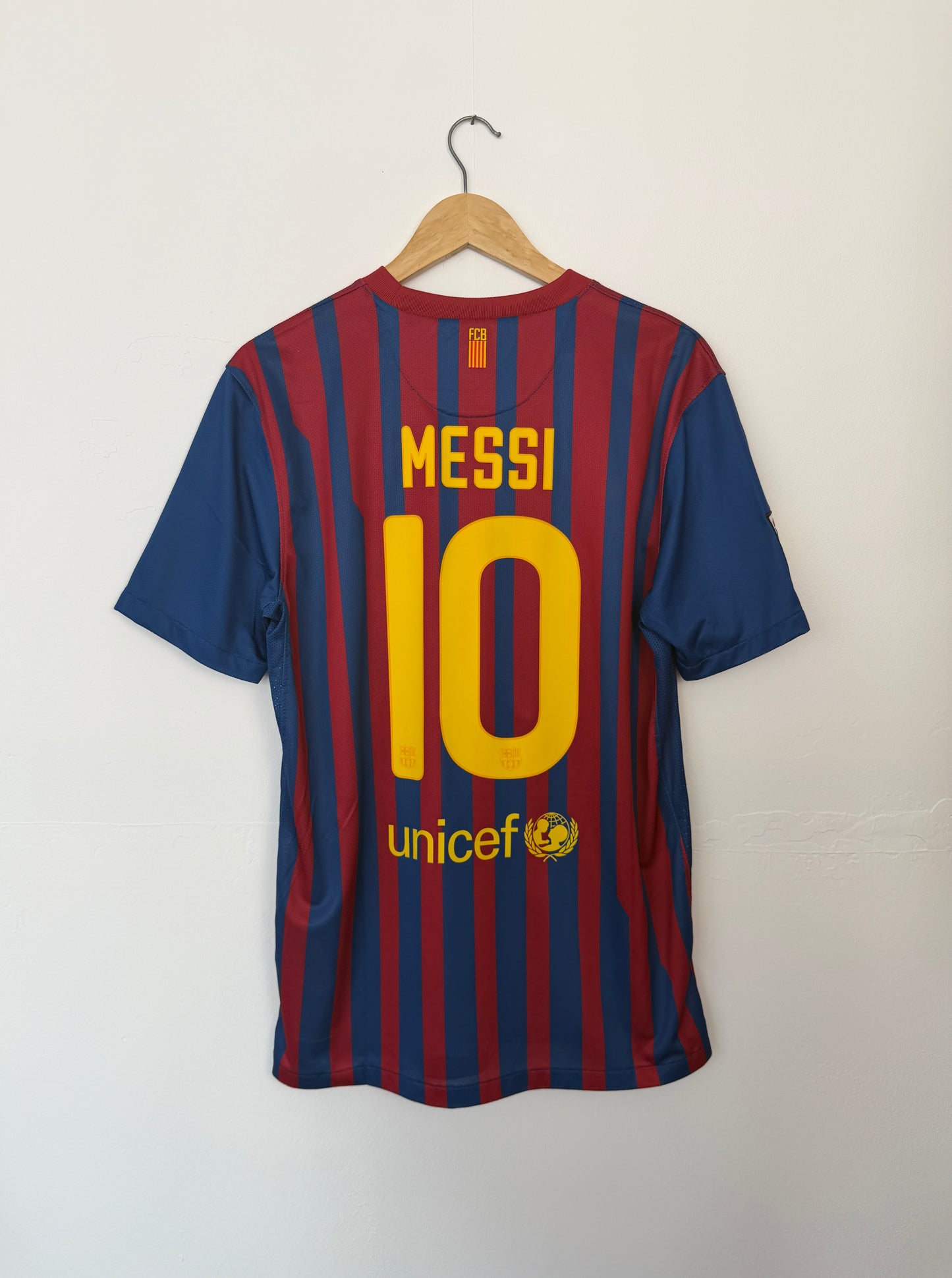 Lionel Messi FC Barcelona 2011-12 home football shirt (M)