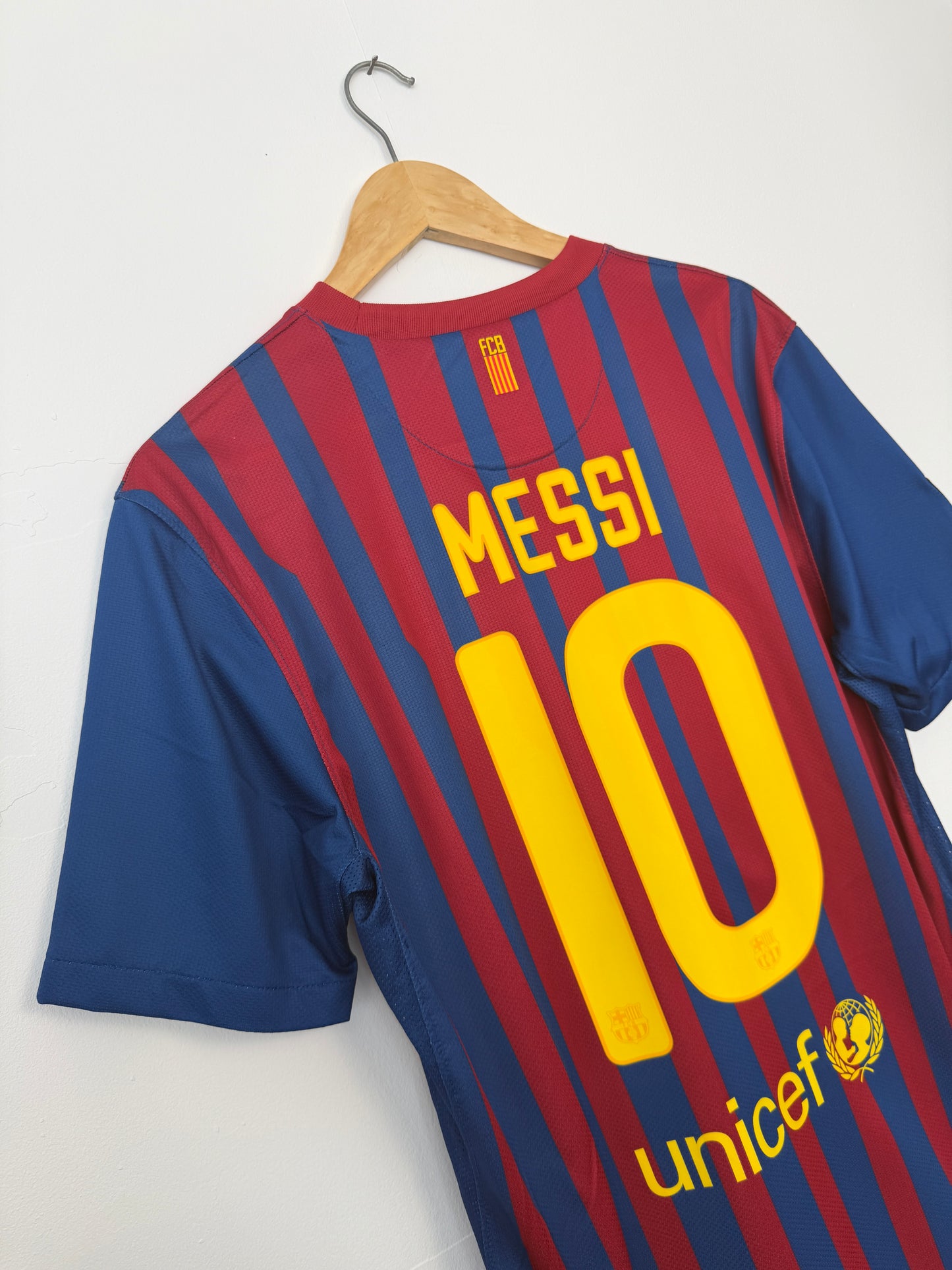 Lionel Messi FC Barcelona 2011-12 home football shirt (M)