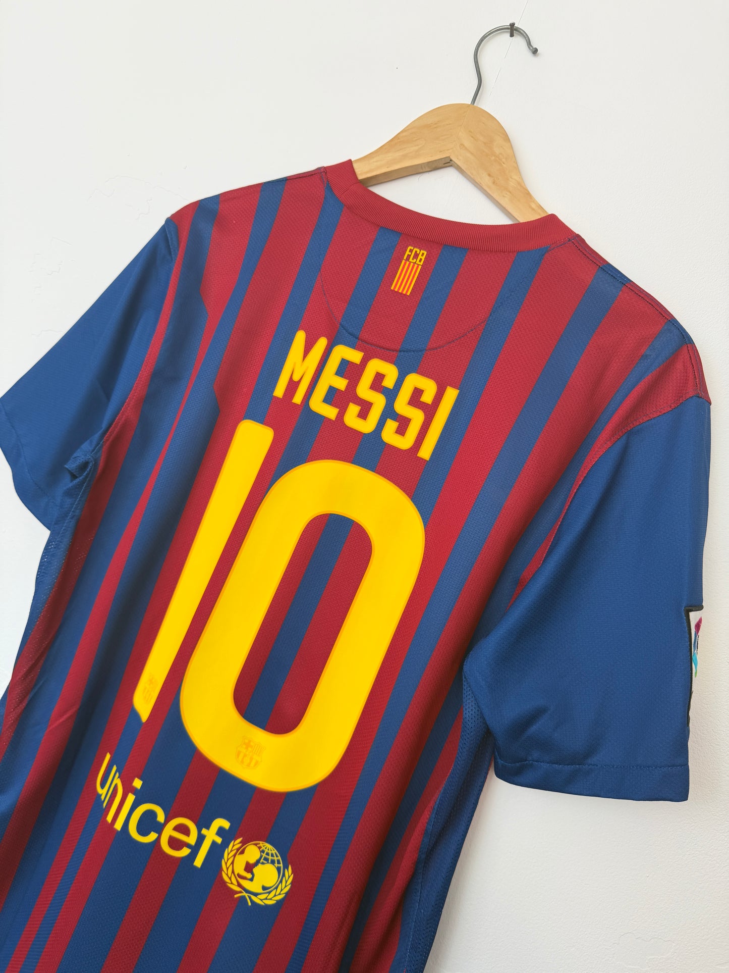Lionel Messi FC Barcelona 2011-12 home football shirt (M)