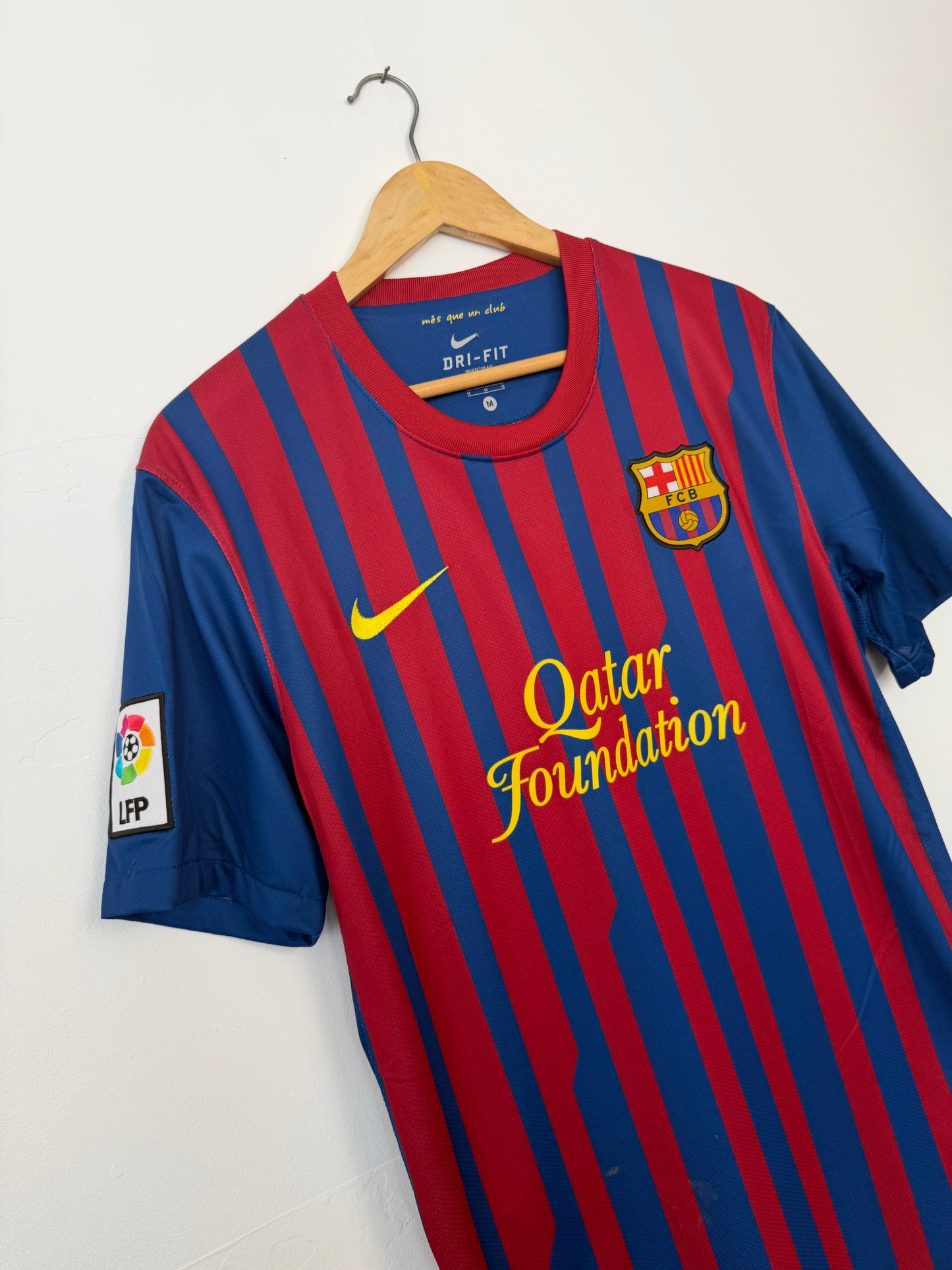 Lionel Messi FC Barcelona 2011-12 home football shirt (M)