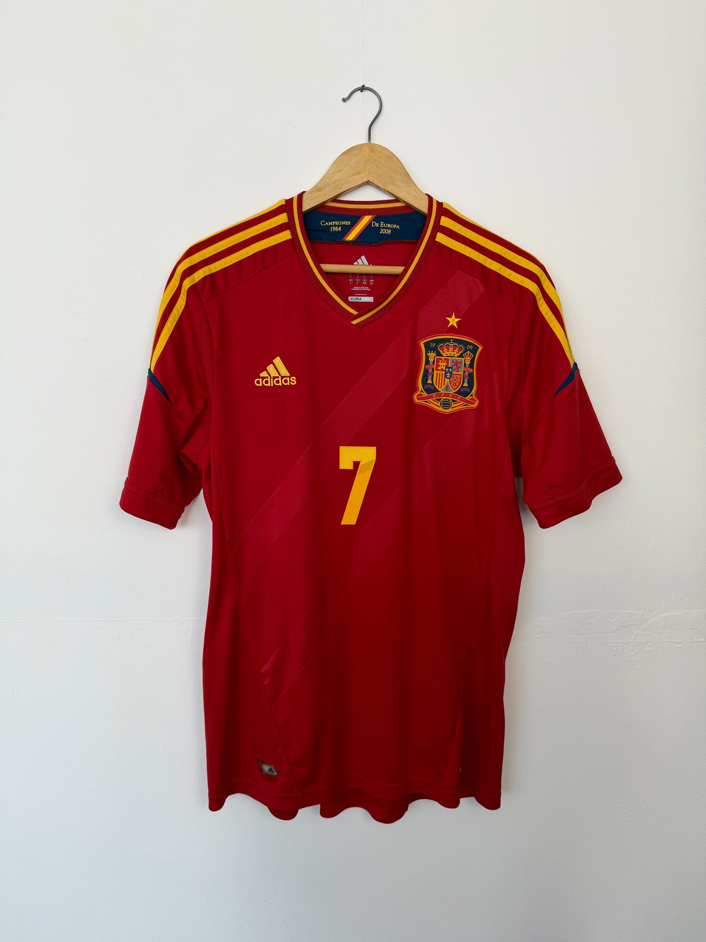 David Villa Spain 2012 home football shirt (L)