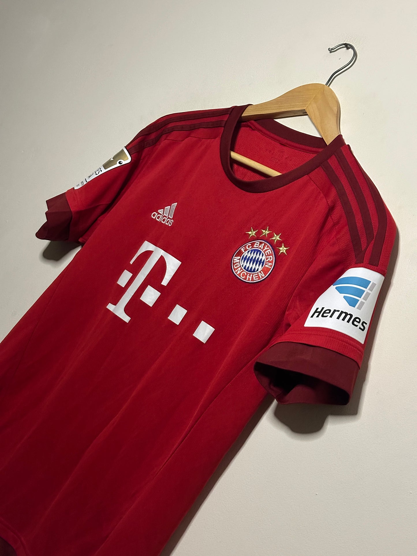 Robert Lewandowski FC Bayern Munich 2015-16 home football shirt (S)